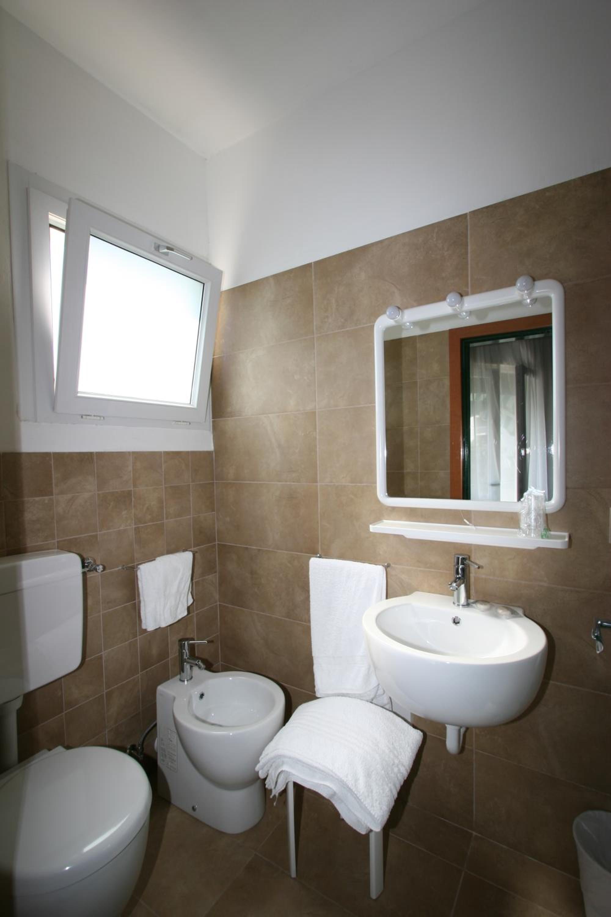 Double Room - Photo 5