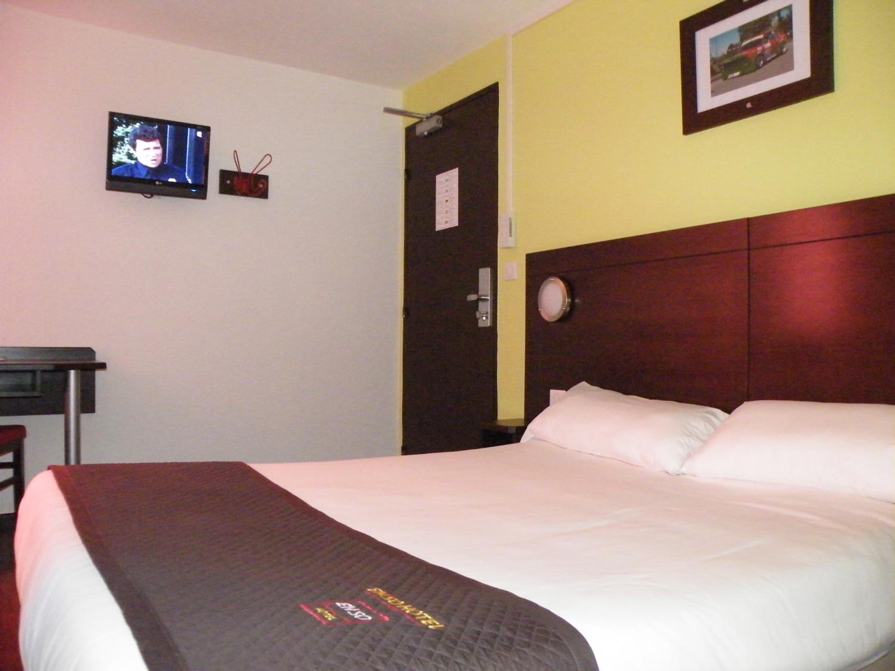 1 Double Bed - Photo 2