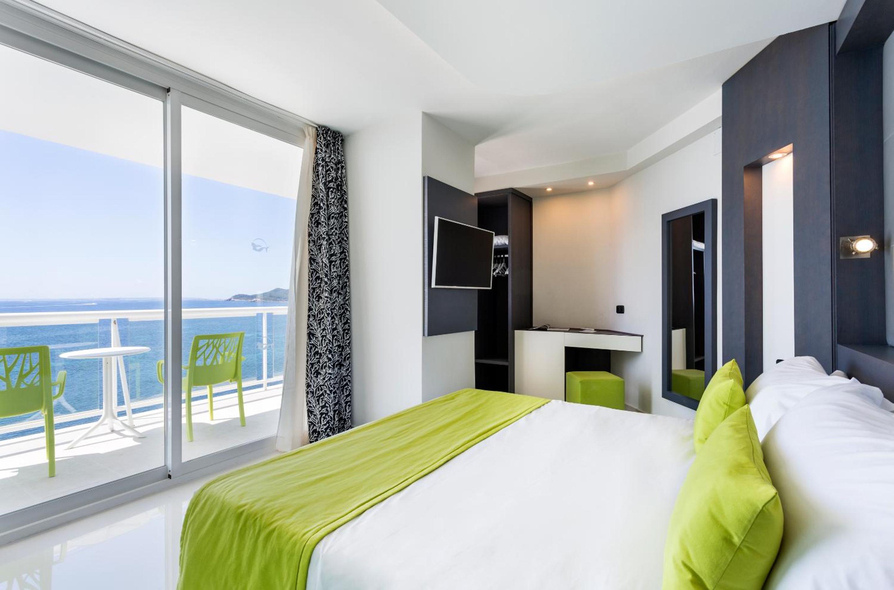 Joy – Suite Junior con Vista al Mar (2 Adultos + 1 Niño)
