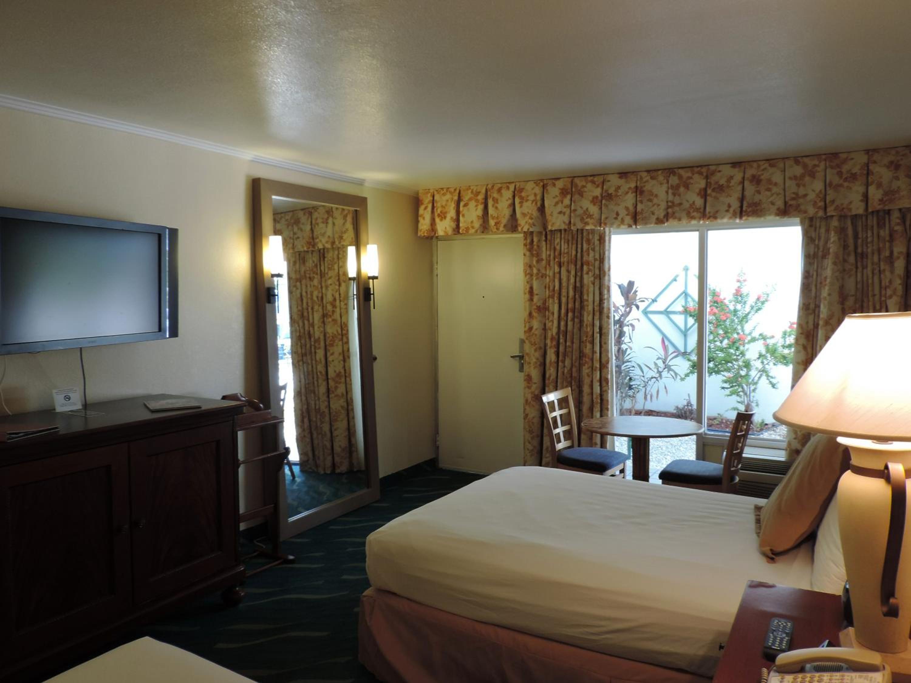 Queen Room with Two Queen Beds - Photo 6