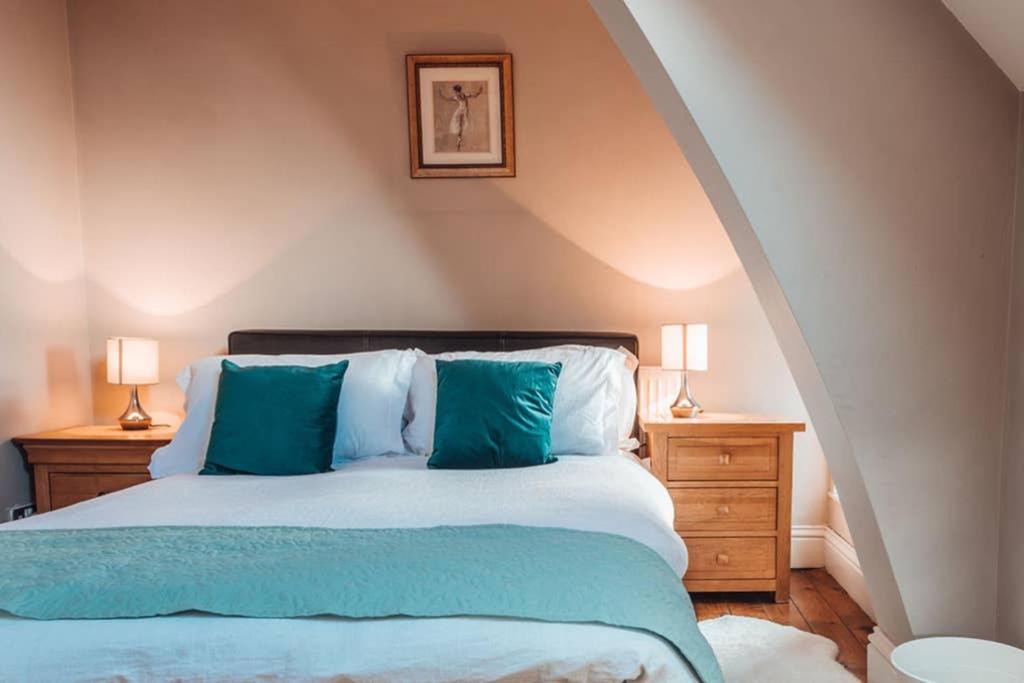 Six-Bedroom House photo 3
