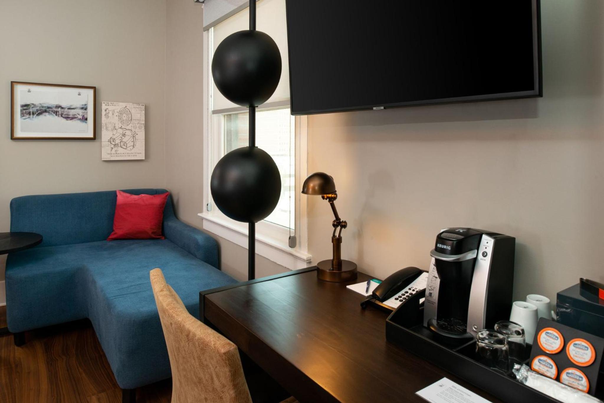 Standard Queen Room with Two Queen Beds - Photo 10