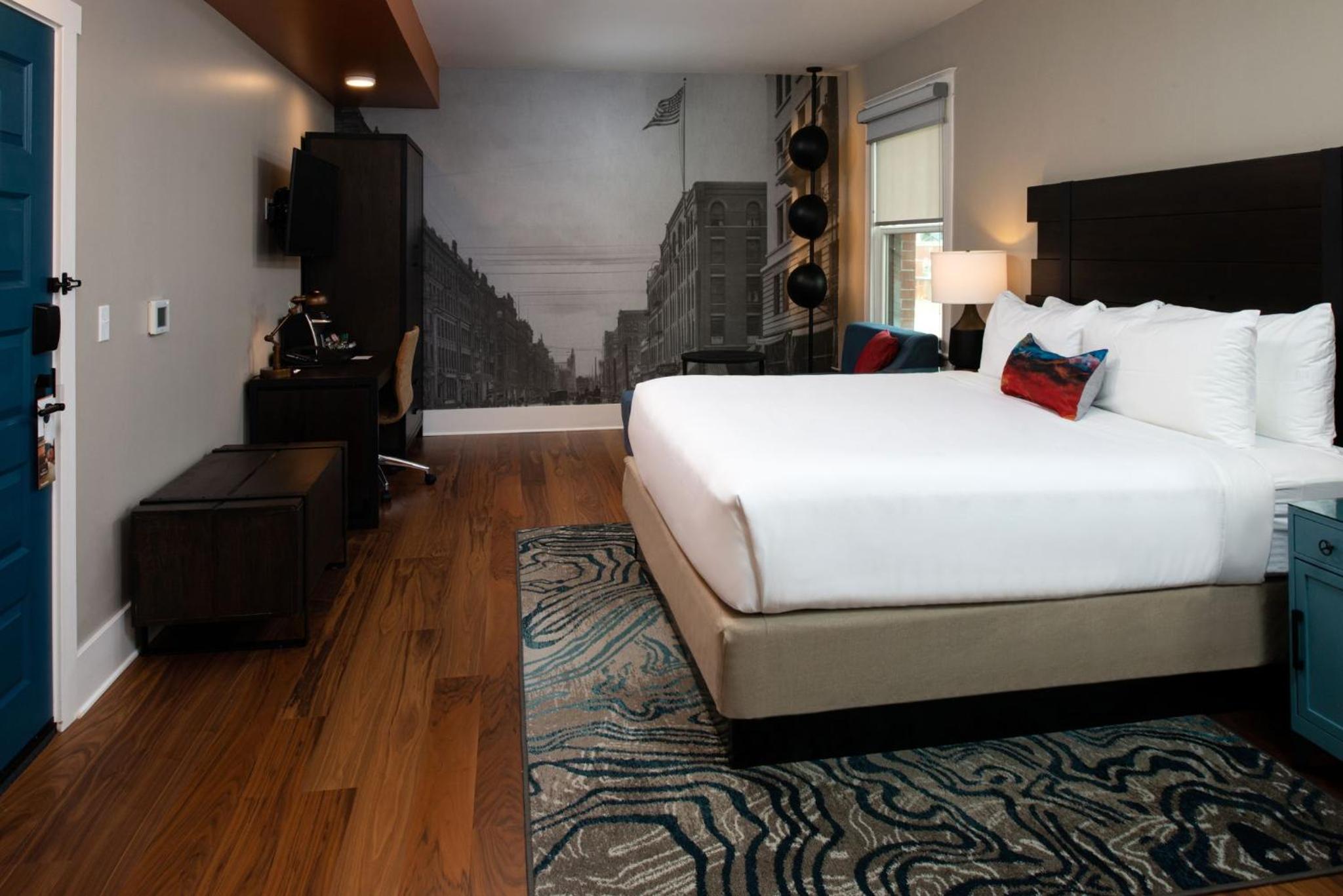 Standard King Room with City View - Photo 3