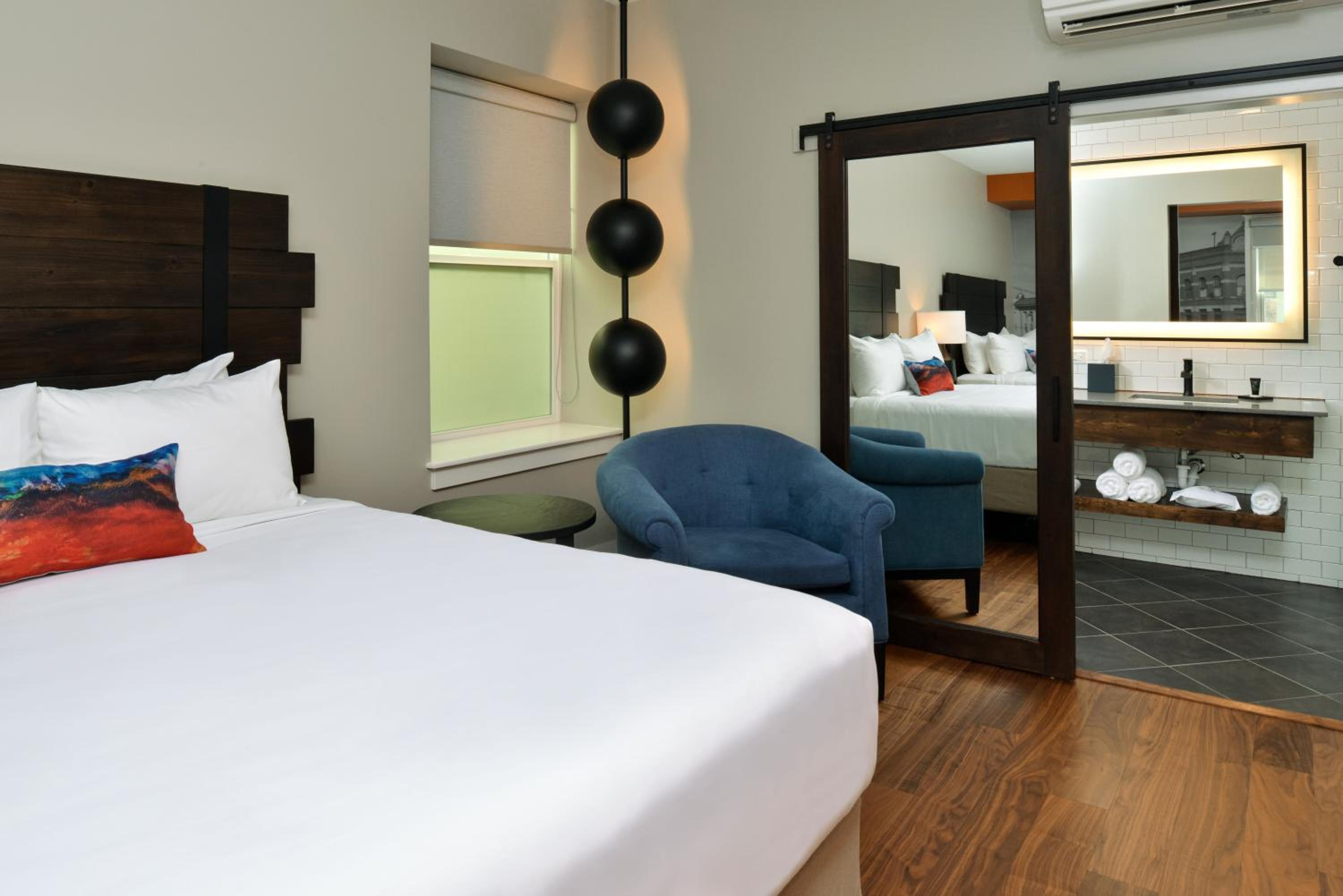 Standard Queen Room with Two Queen Beds and City View - Photo 5