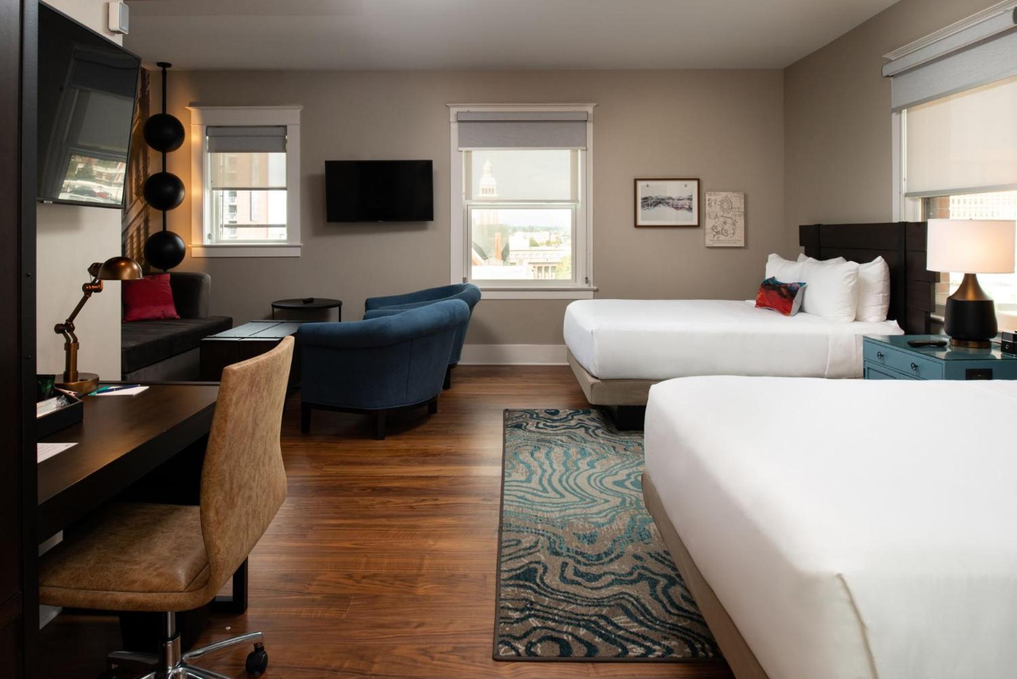Standard Queen Room with Two Queen Beds and City View - Photo 11
