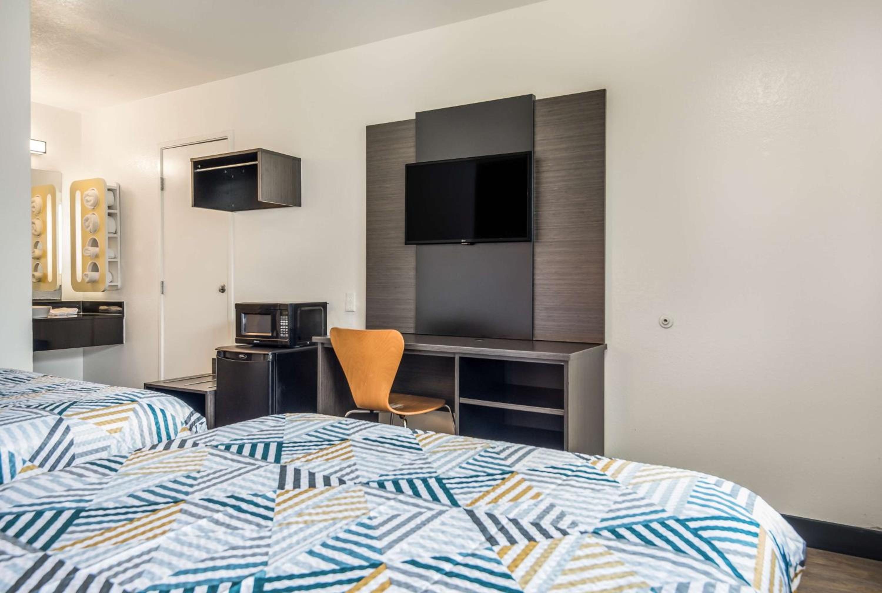 Deluxe Quadruple Room - Smoking photo 1