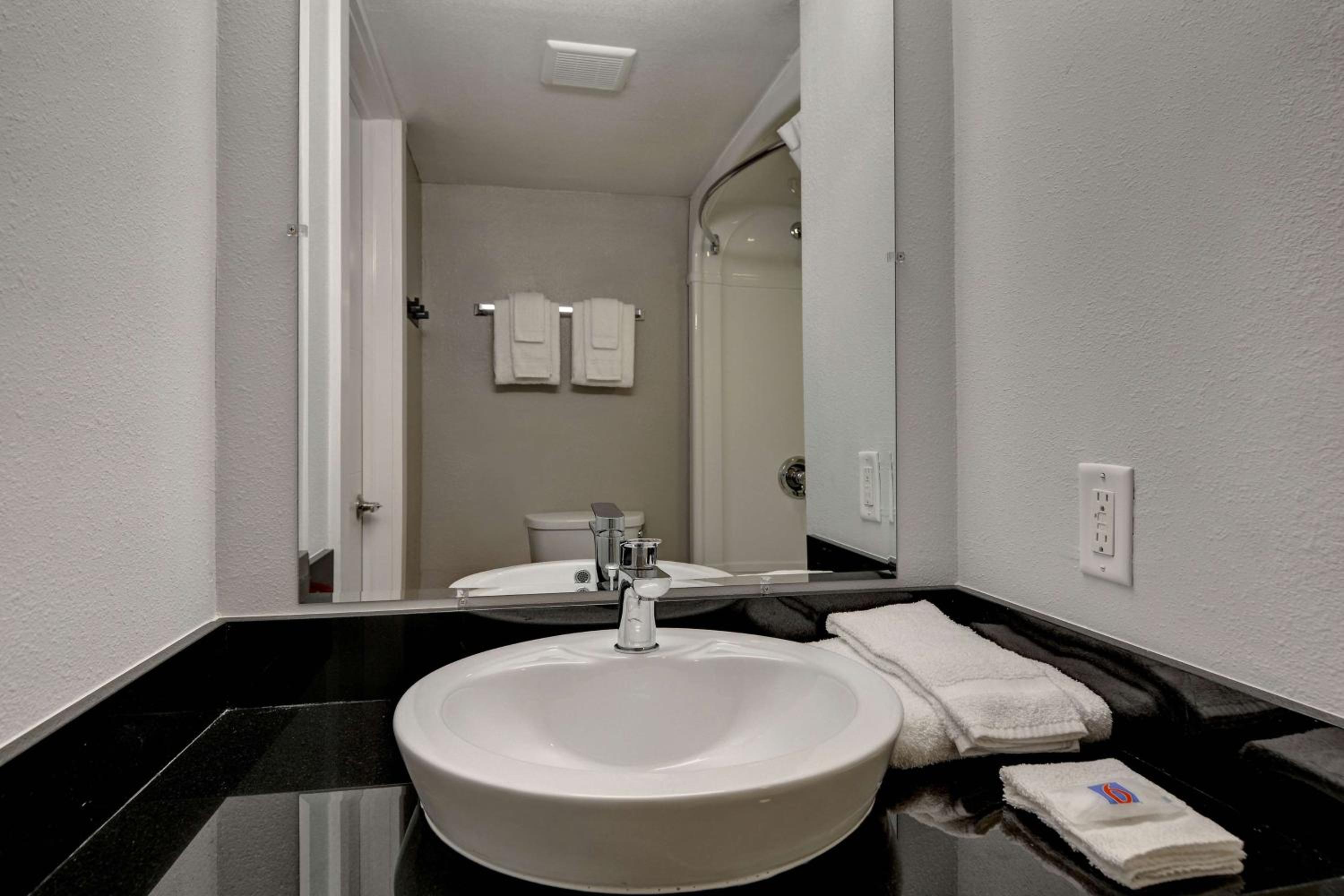 Queen Room - Disability Access photo 3