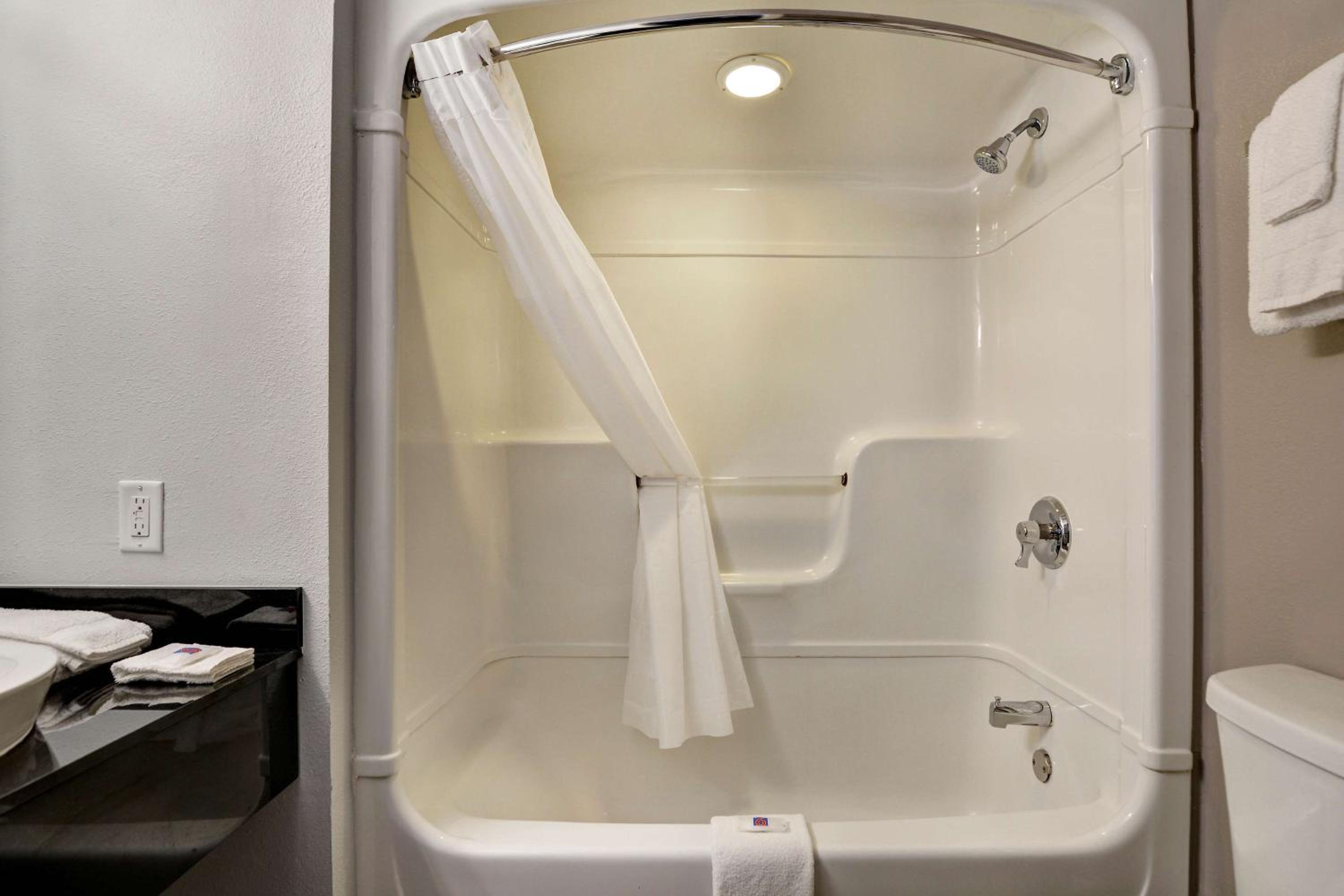 Deluxe Quadruple Room - Non-Smoking