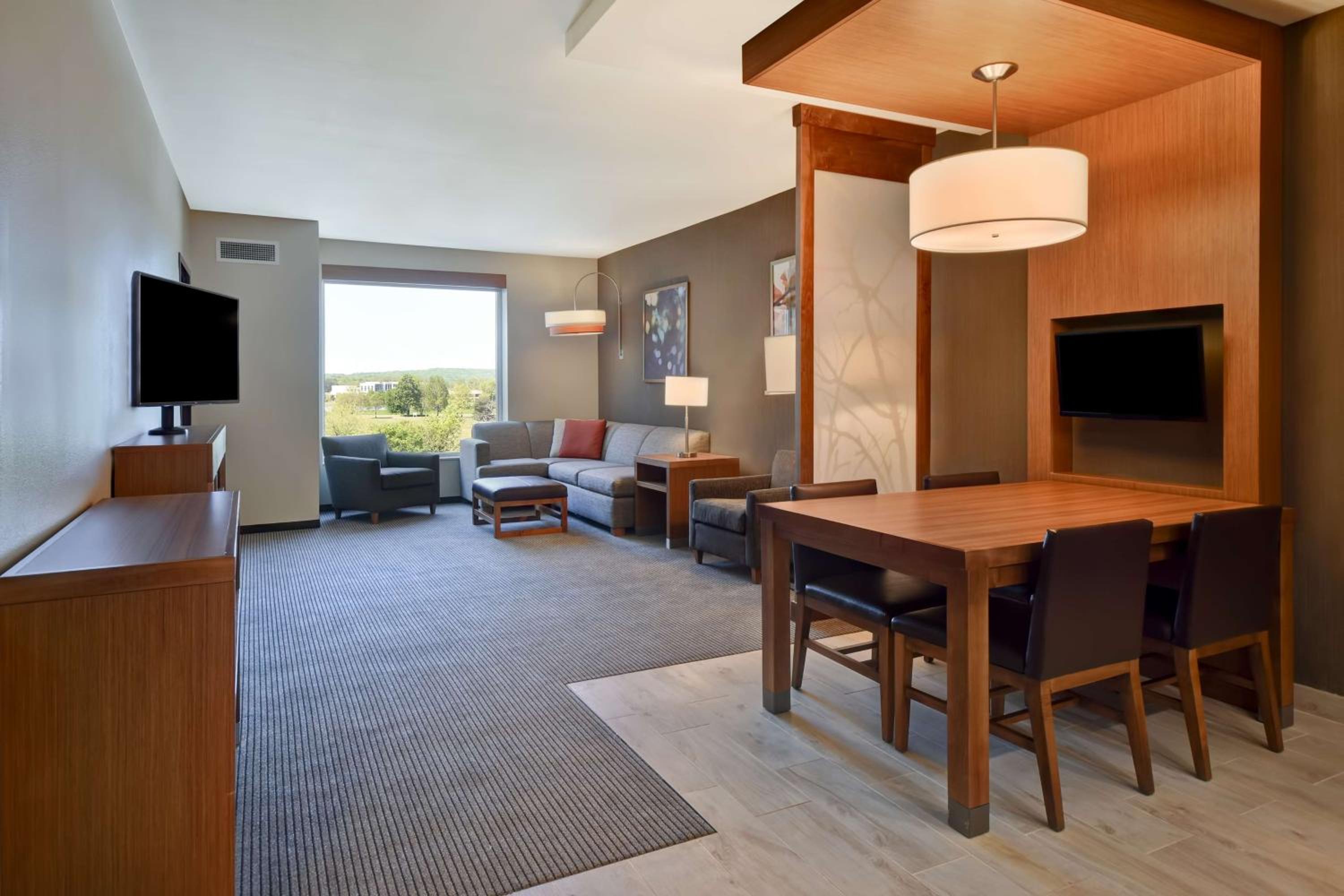 One-Bedroom Suite with Two Queen Beds and Sofa Bed - Photo 4