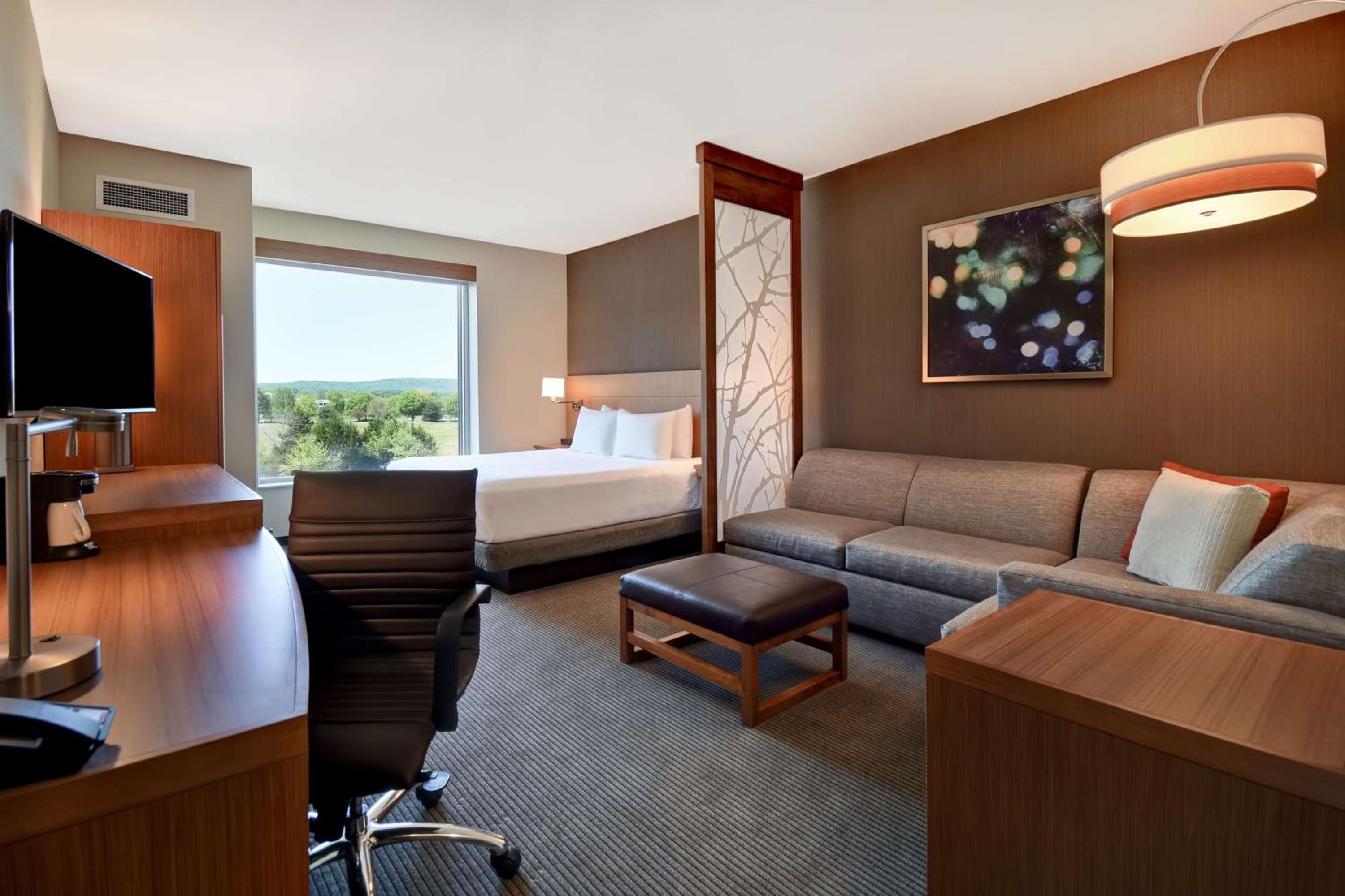 King Room with Sofa Bed - Photo 6