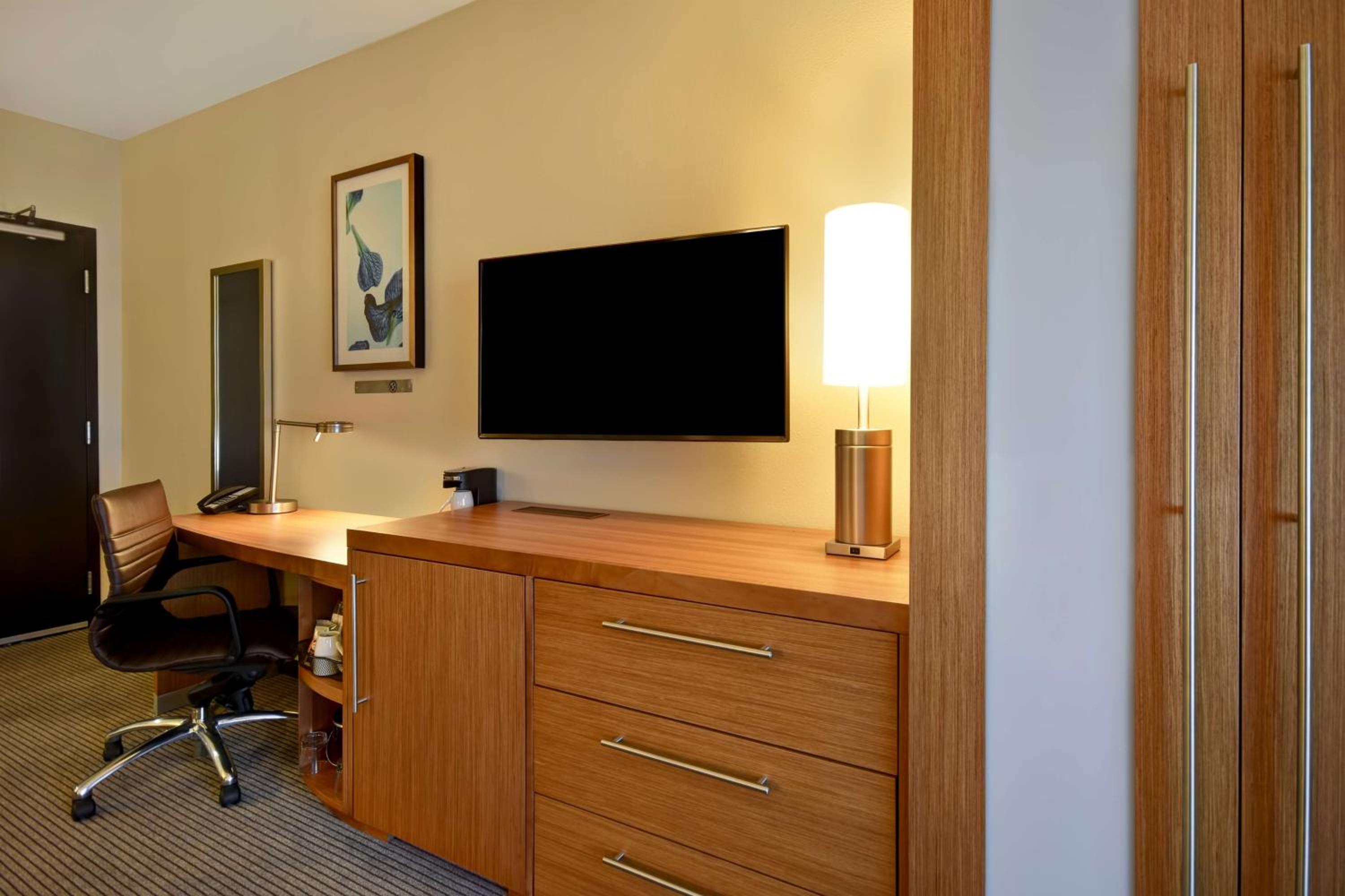 King Room with Sofa Bed - Photo 8