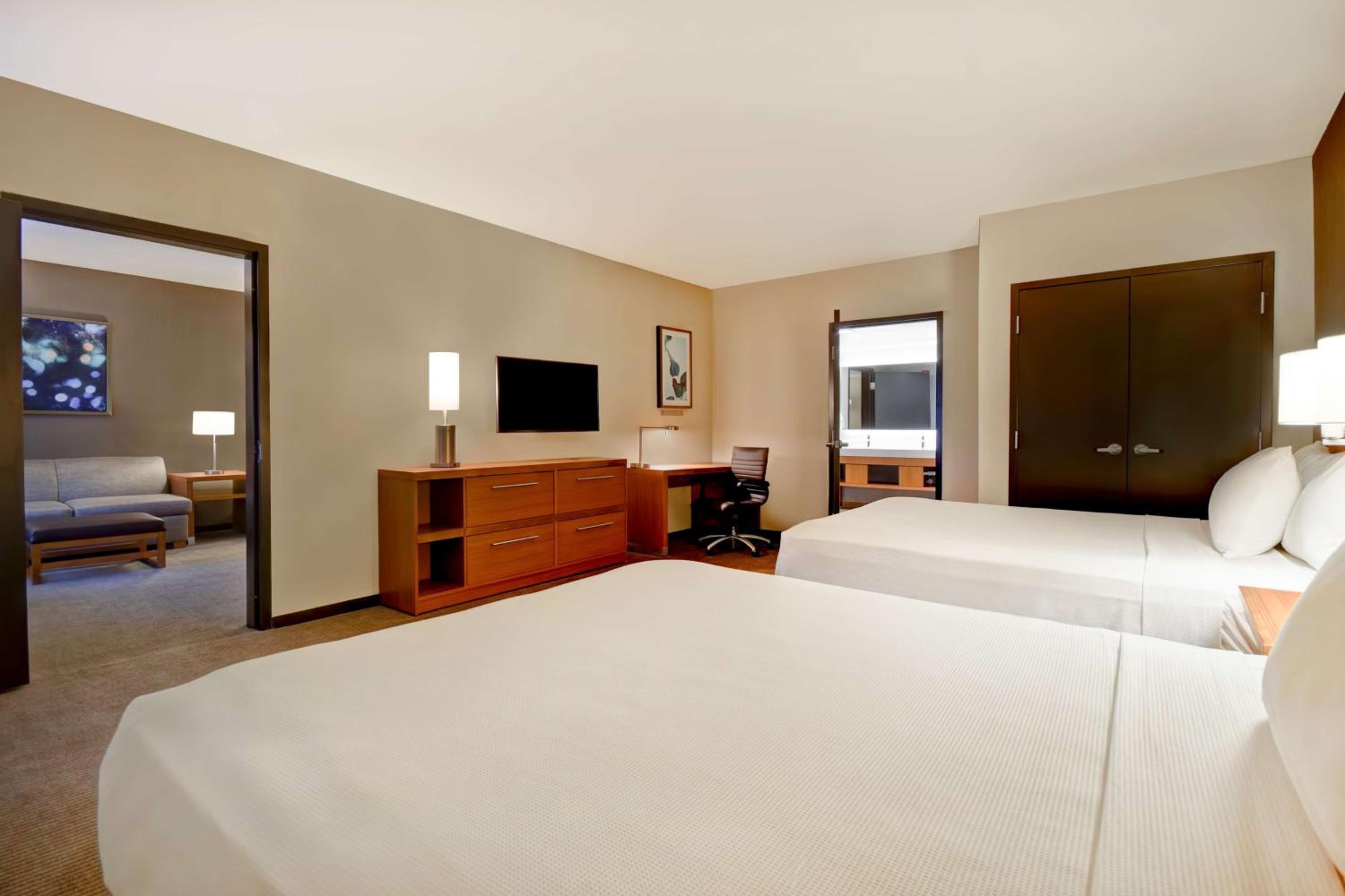 One-Bedroom Suite with Two Queen Beds and Sofa Bed - Photo 3