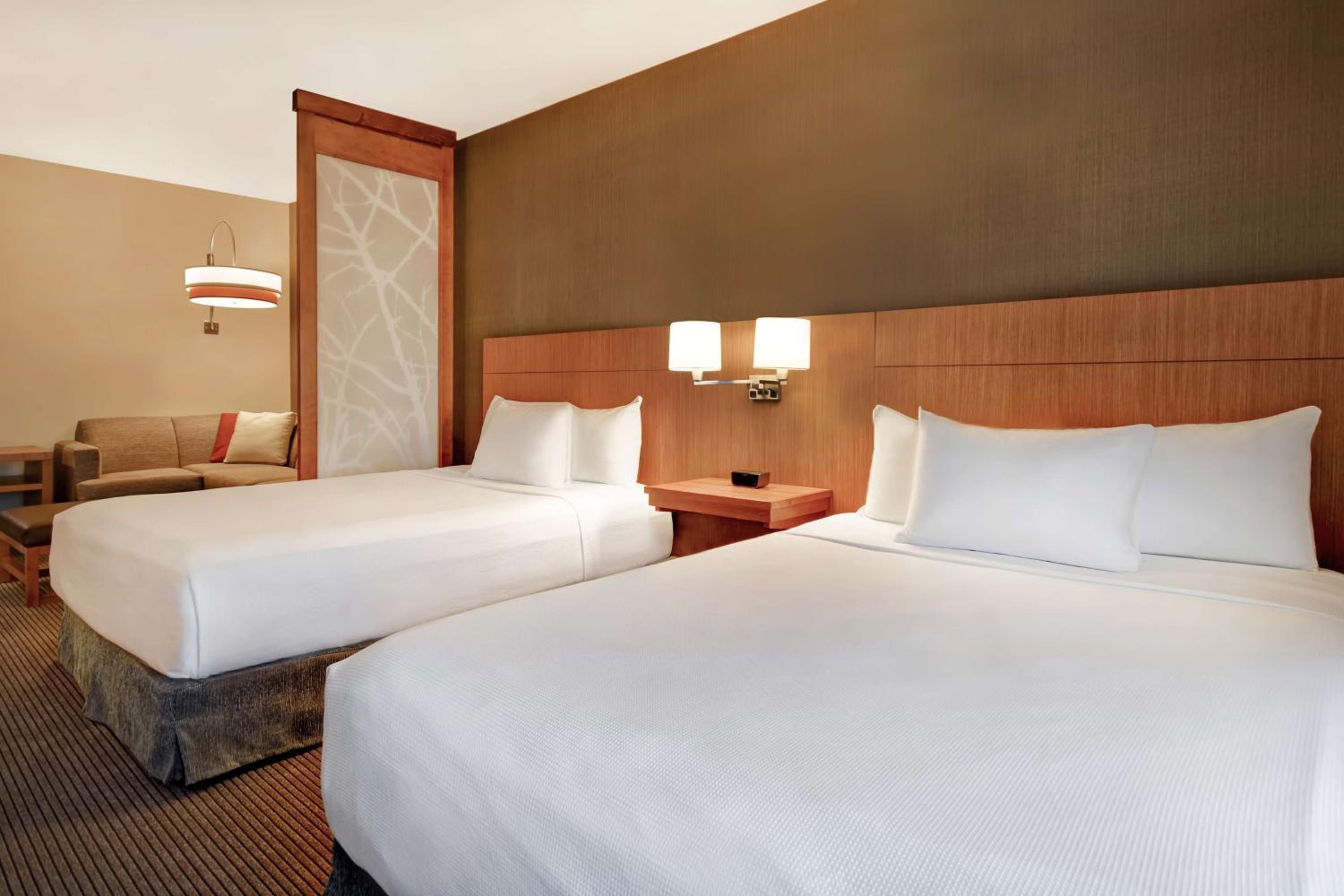 Queen Suite with Two Queen Beds and Tub - Disability Access - Photo 4