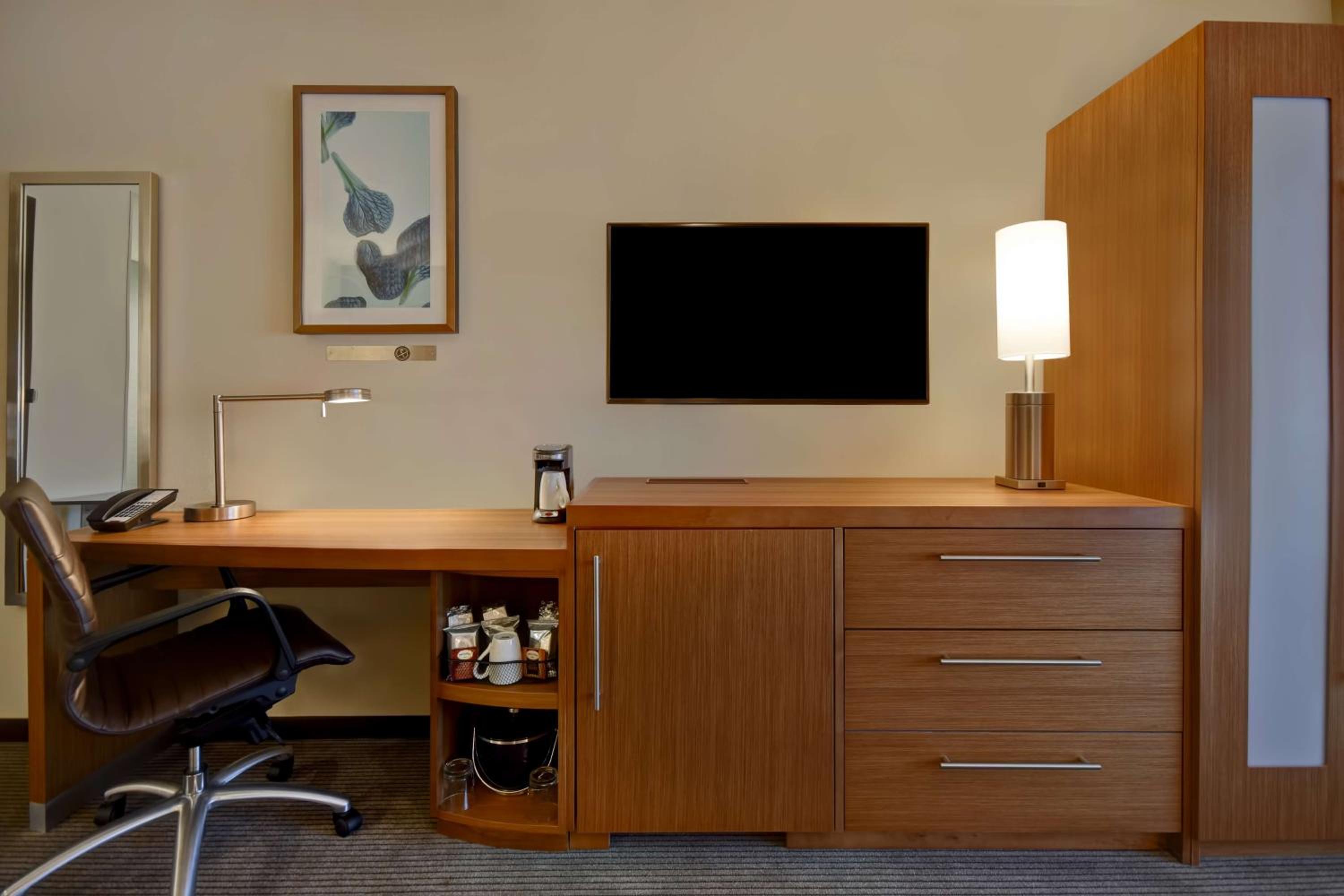 King Room with Sofa Bed - Photo 10