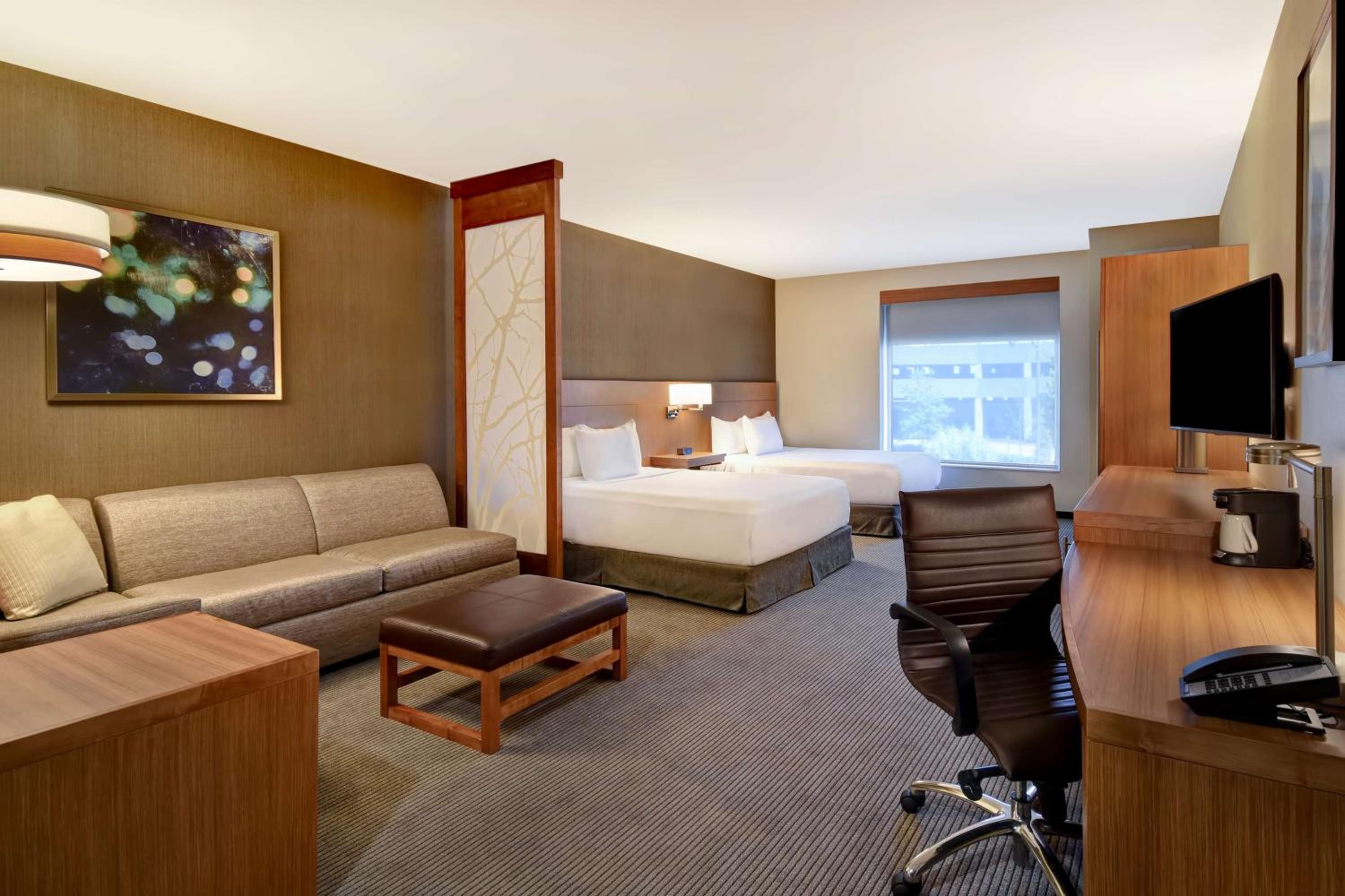 Queen Room with Two Queen Beds and Sofa Bed - Photo 3