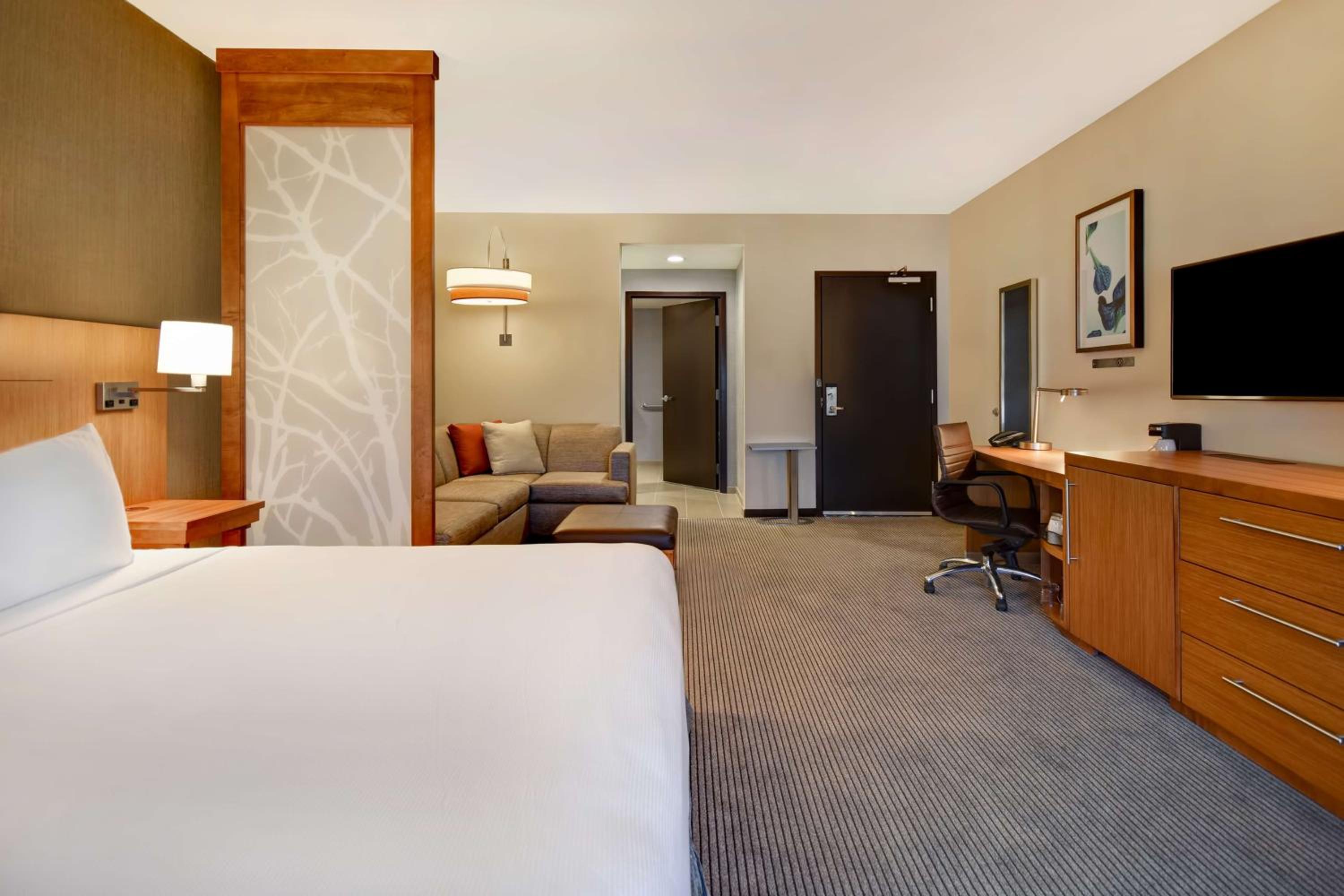 King Room with Sofa Bed - Photo 1
