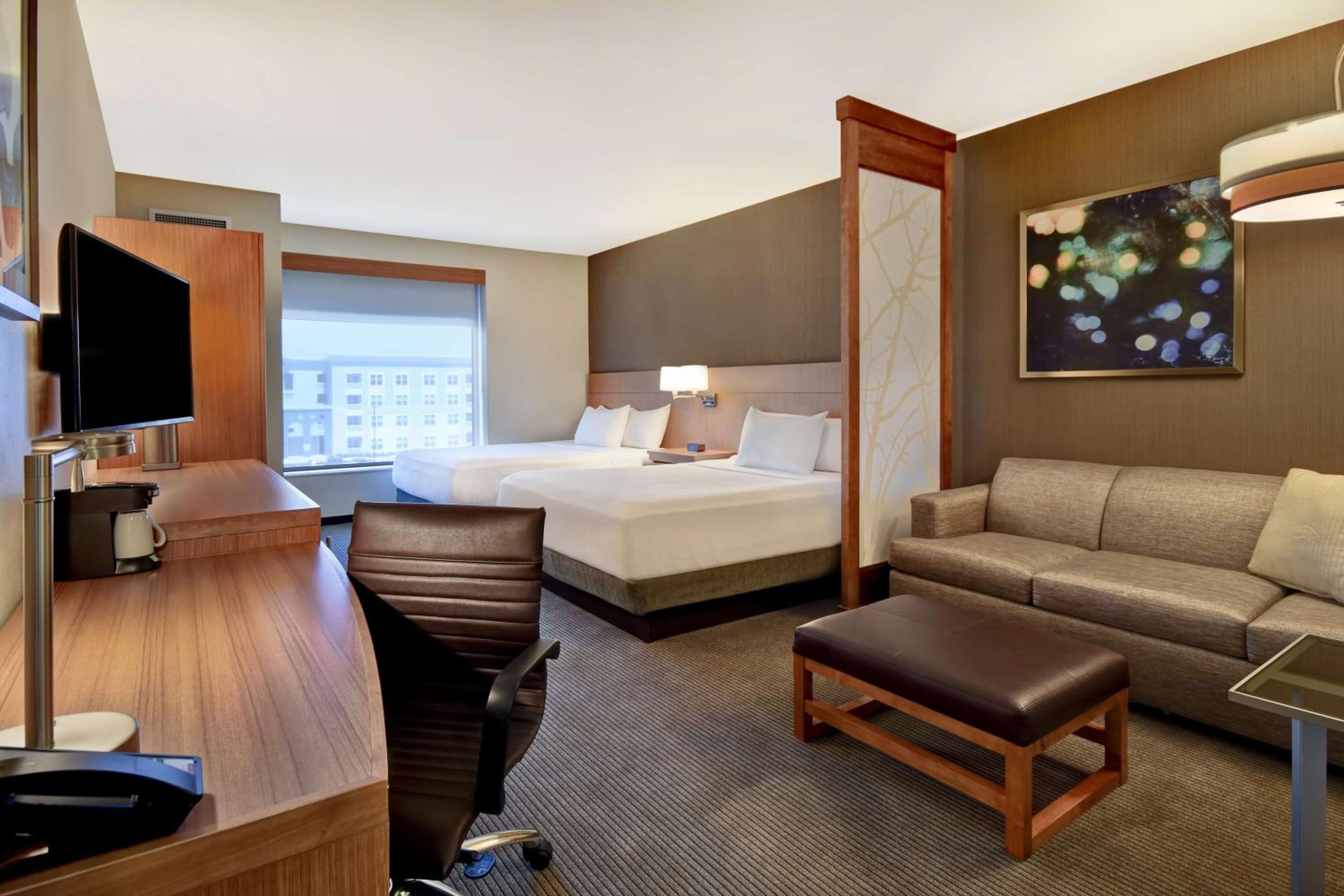 Queen Room with Two Queen Beds and Sofa Bed - Photo 5