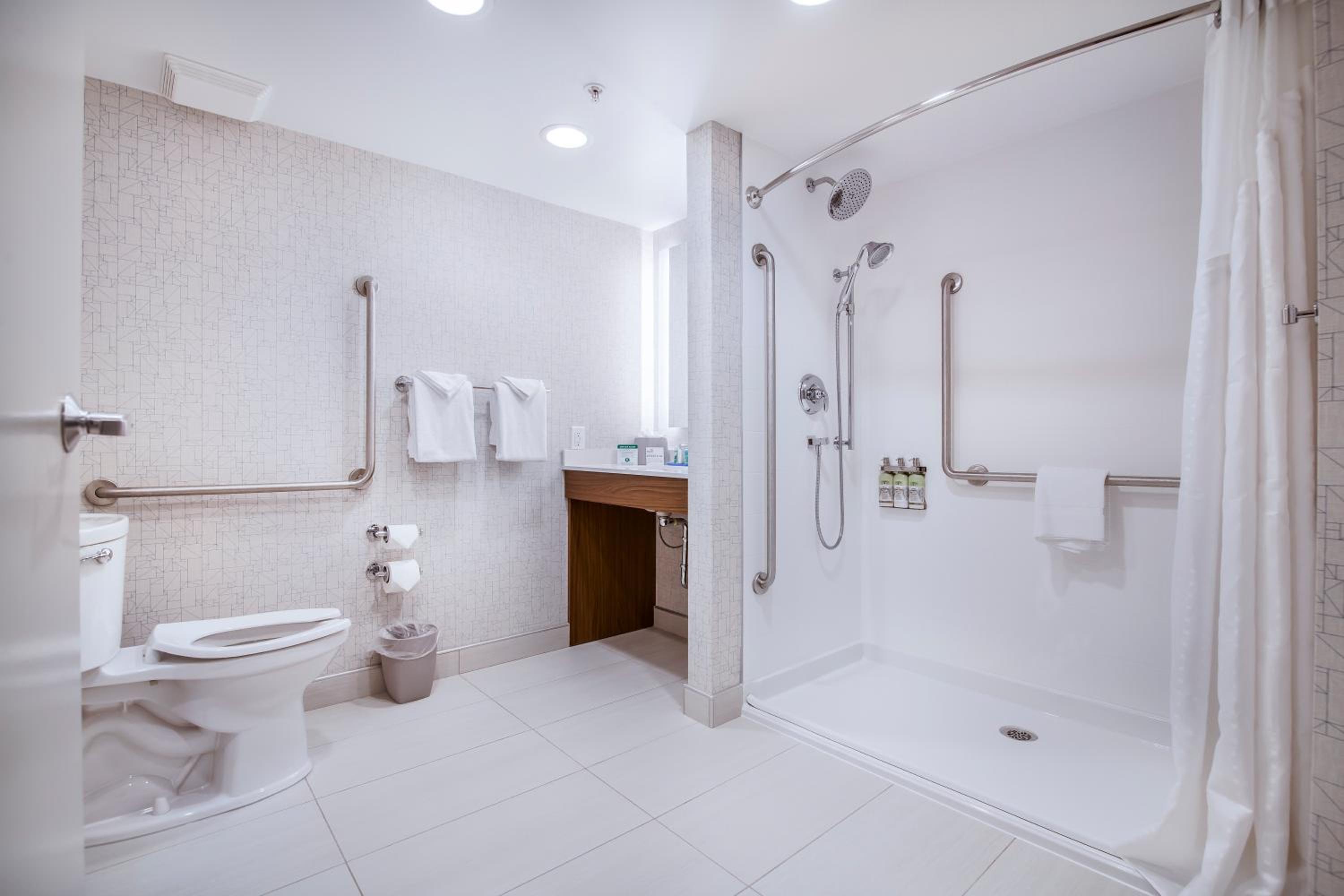 Double Room - Mobility Access with Roll-in Shower - Photo 2