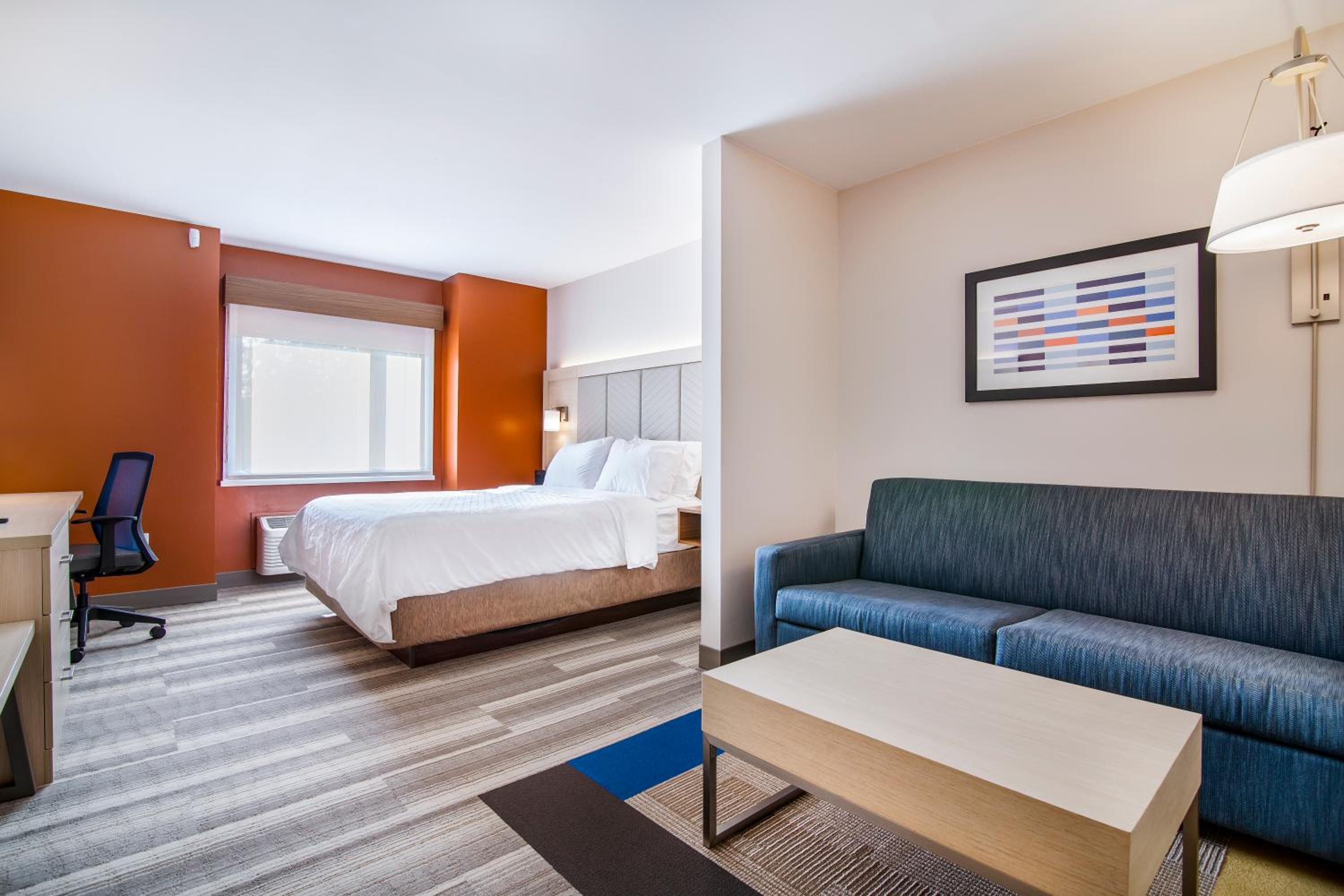 Queen Suite - Photo 1