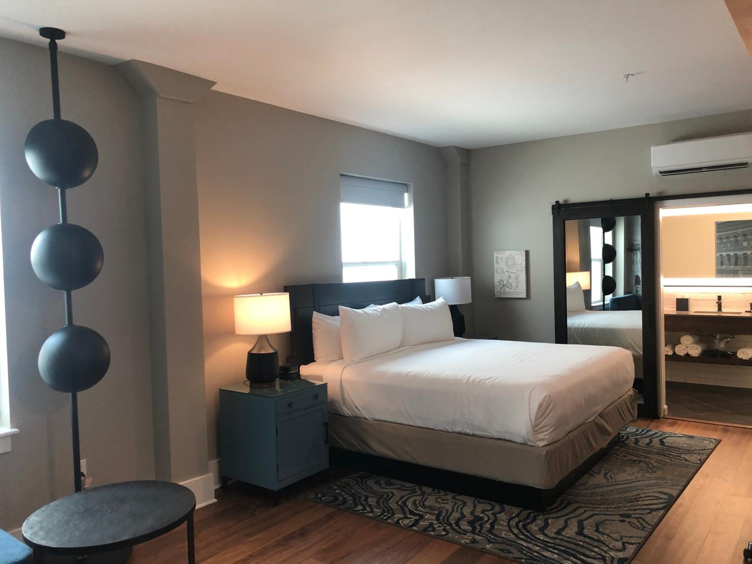 Standard King Room with City View - Photo 9