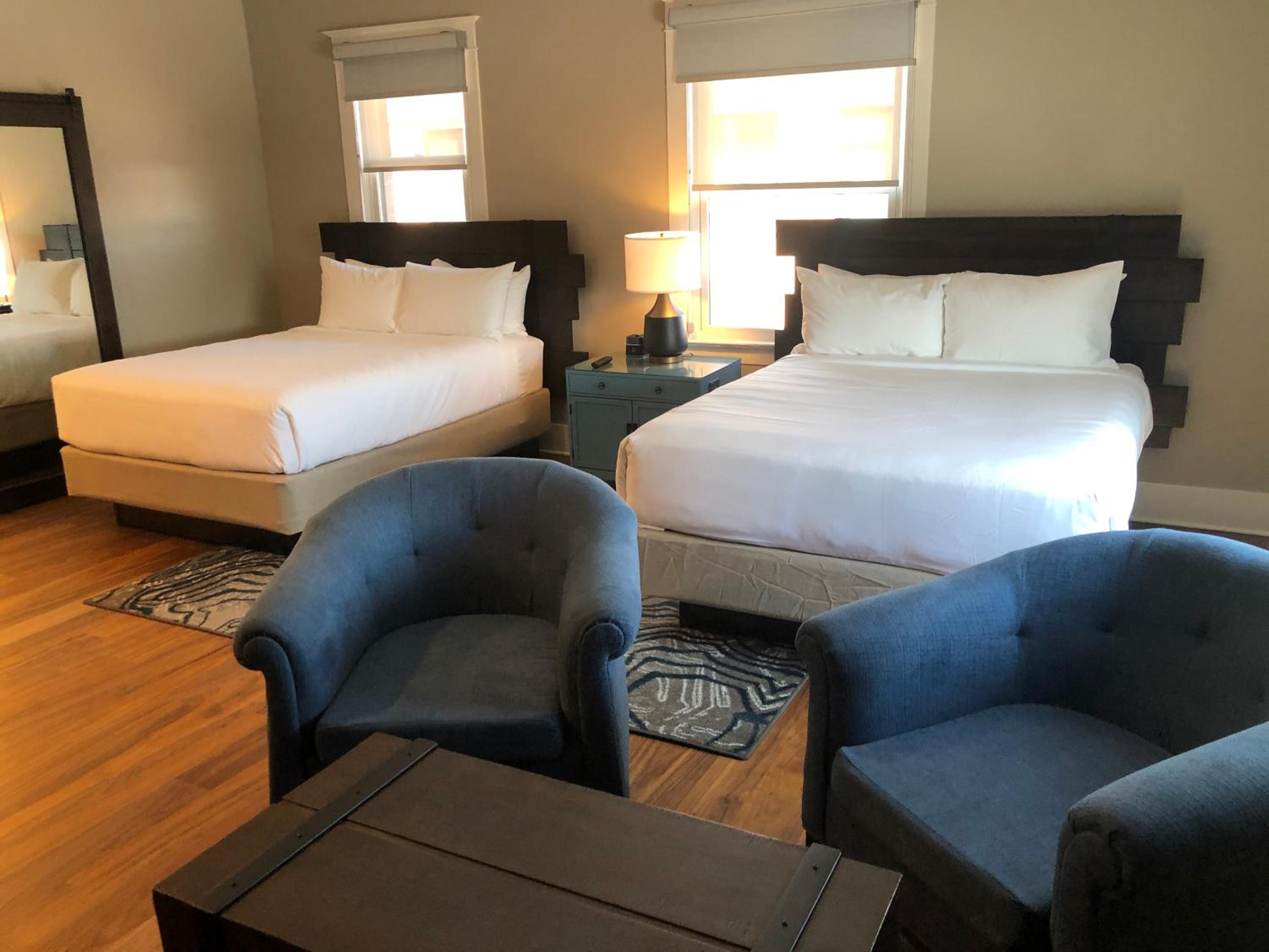 Standard Queen Room with Two Queen Beds and City View - Photo 10