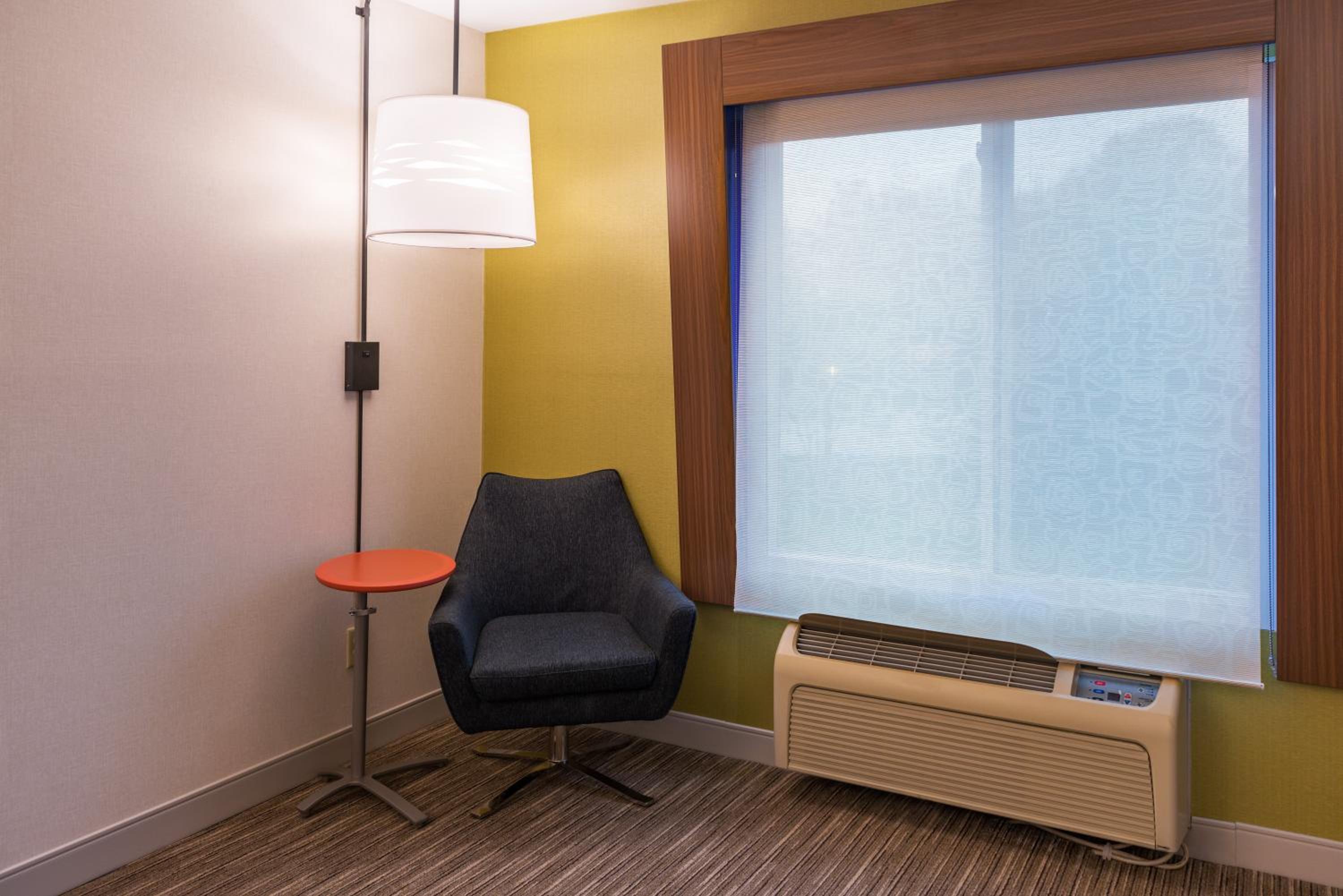 Standard King Room - Photo 11