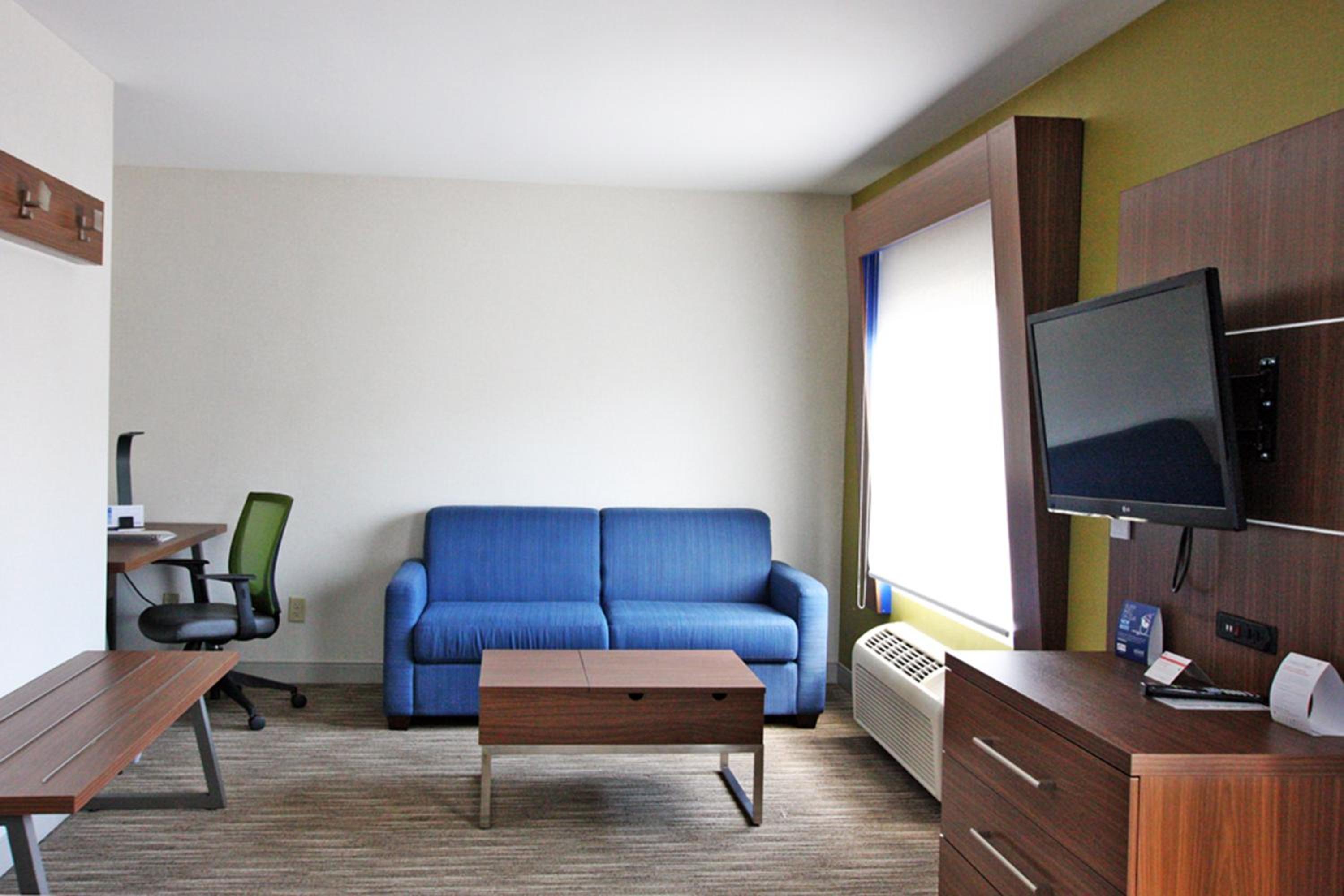 Queen Room with Two Queen Beds - Hearing Accessible - Photo 5