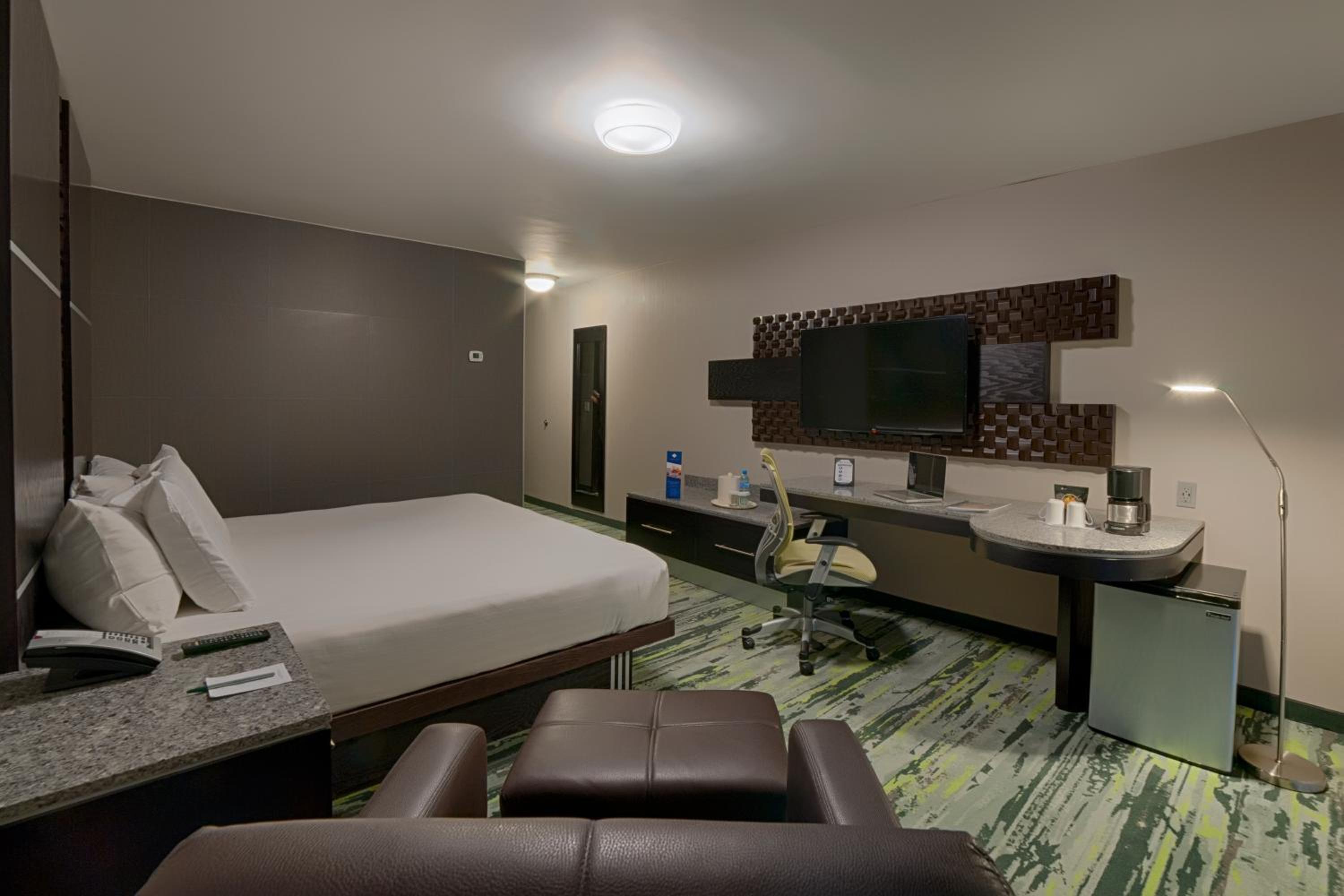 Standard King Room - Photo 9