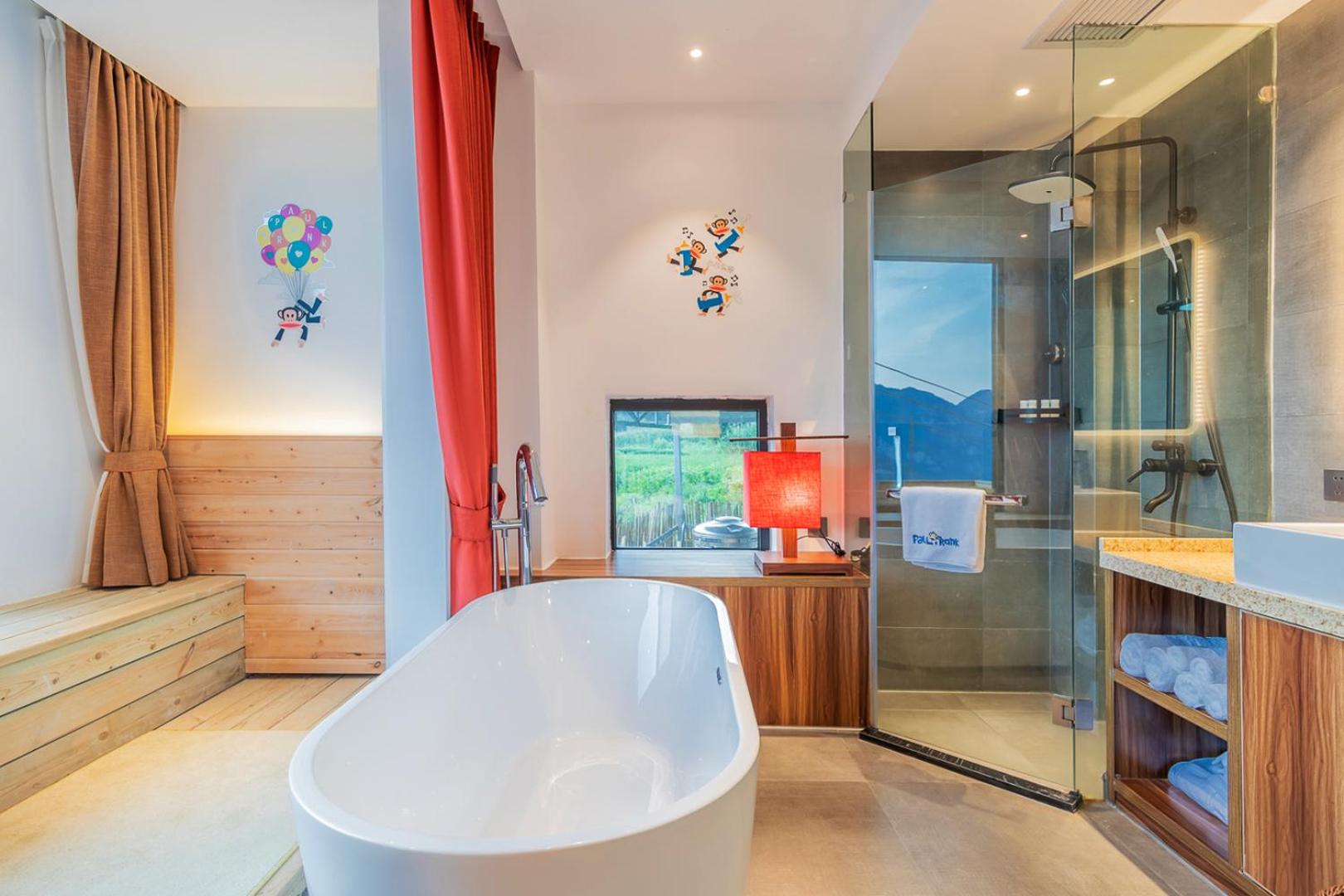 Queen Suite with Spa Bath photo 3