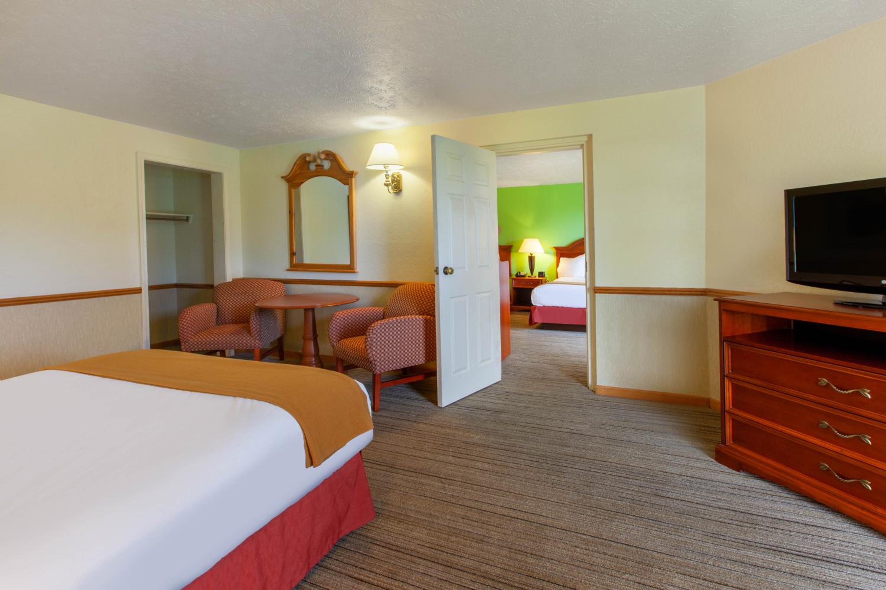 One-Bedroom Suite with Three Queen Beds and Patio photo 1