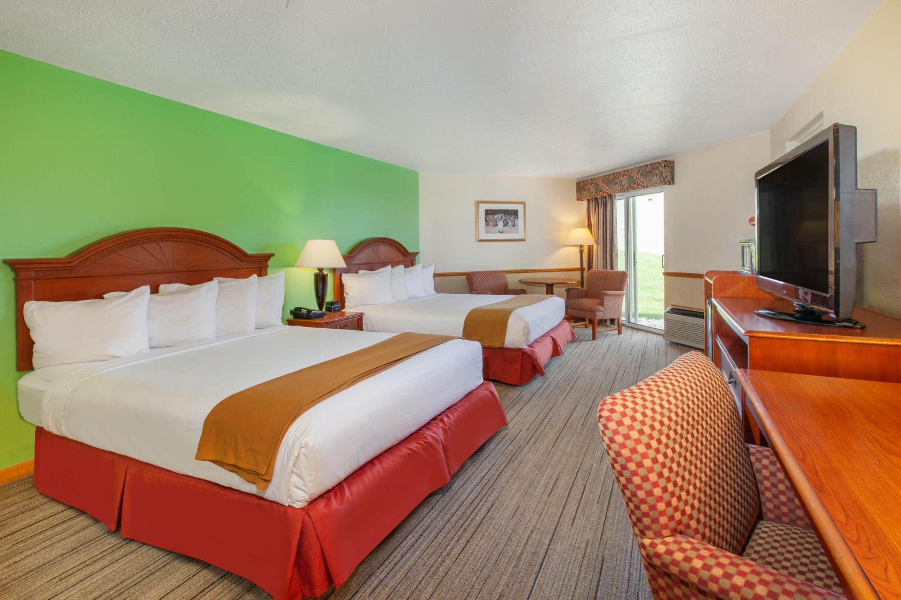 One-Bedroom Suite with Three Queen Beds and Patio photo 3