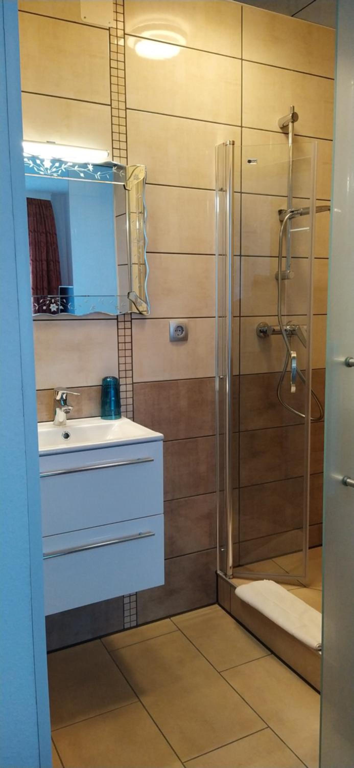 Single Room with Bathroom photo 2