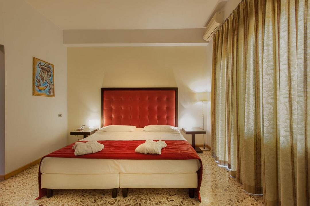 Standard Double or Twin Room photo 3