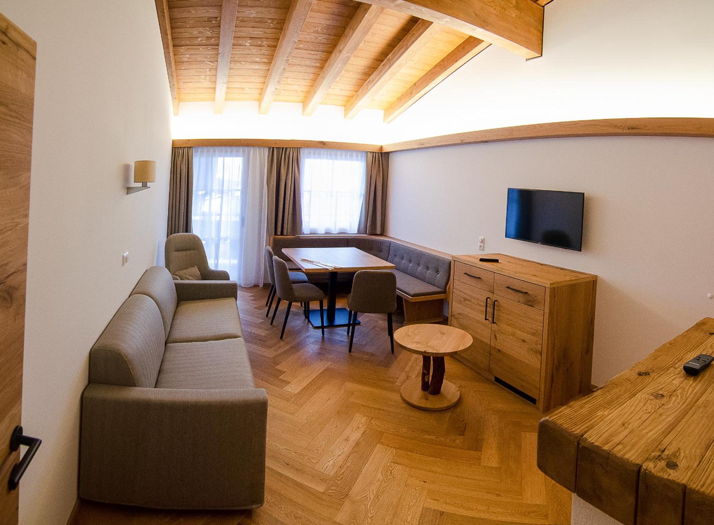 Family Suite with Balcony - Photo 8