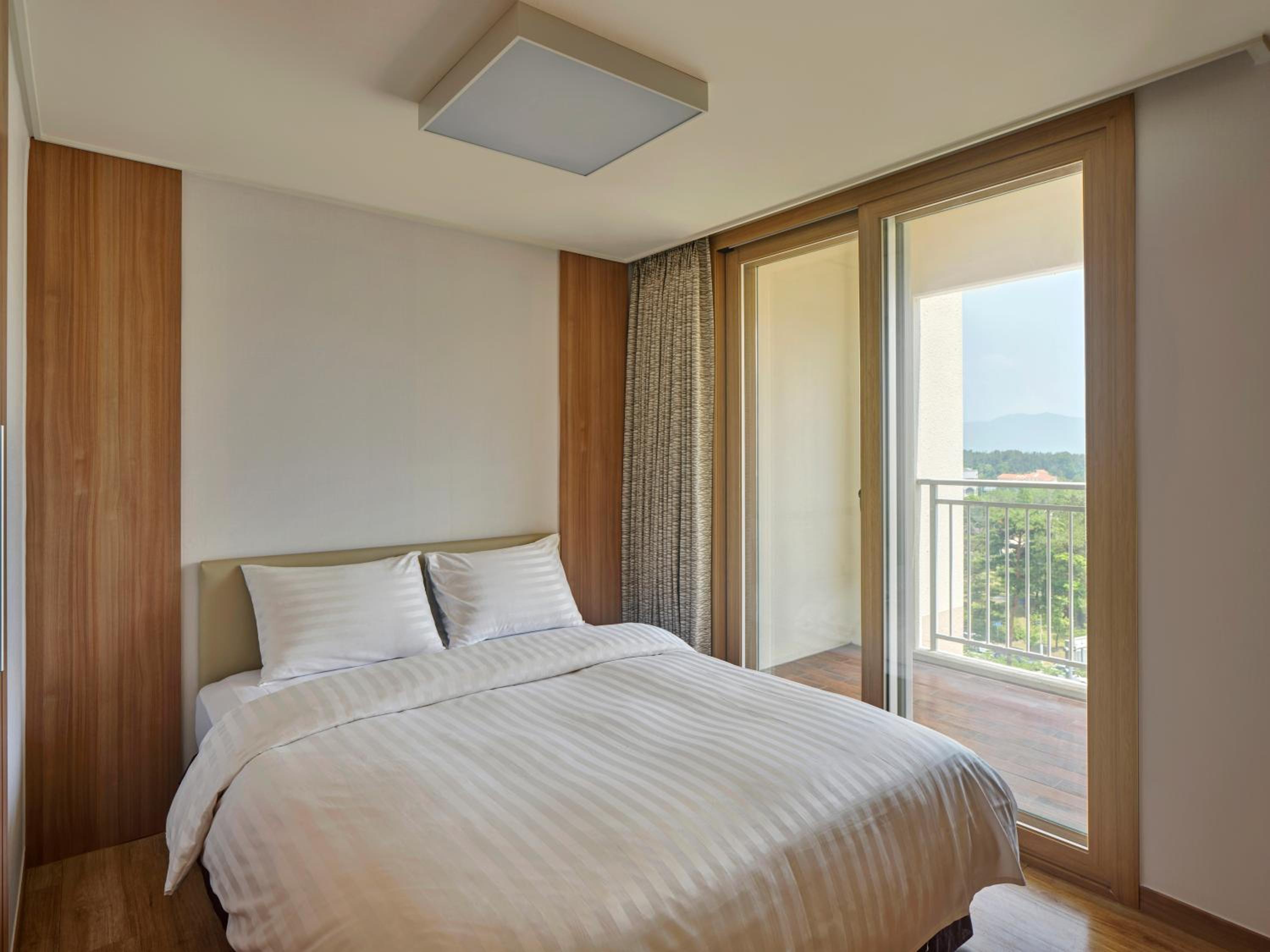 WEST Tower Suite A - Double (With Kitchenette) photo 2