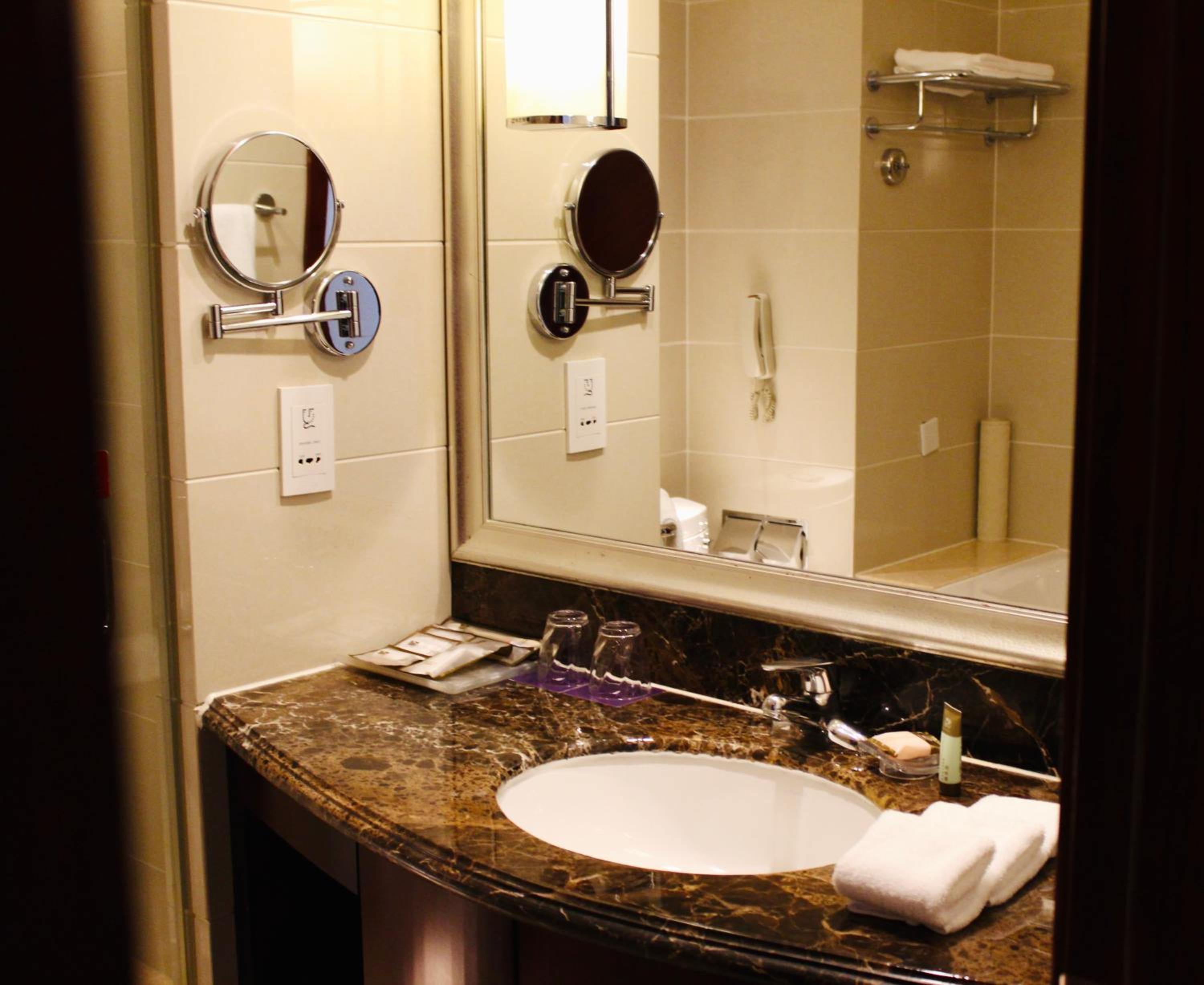 Deluxe Queen Room - Photo 4