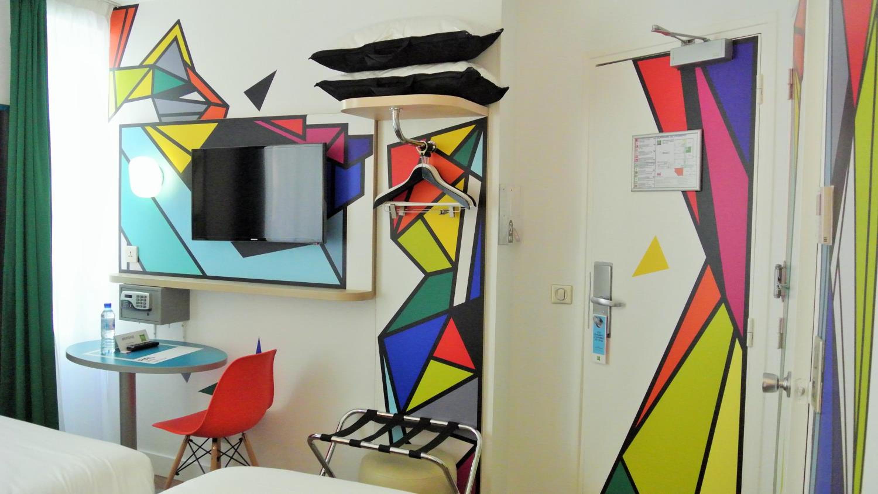 Standard Twin Room thumbnail 5