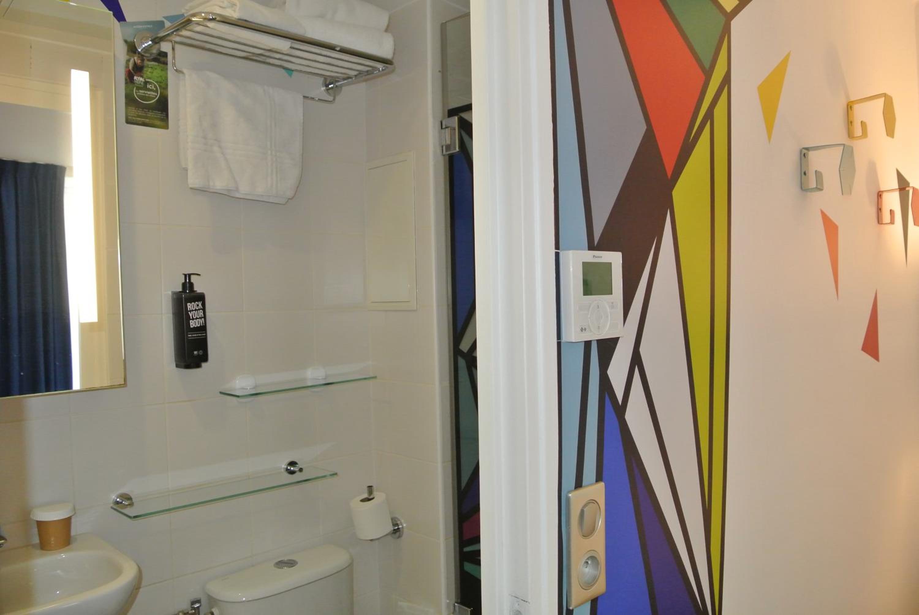 Standard Double Room thumbnail 5
