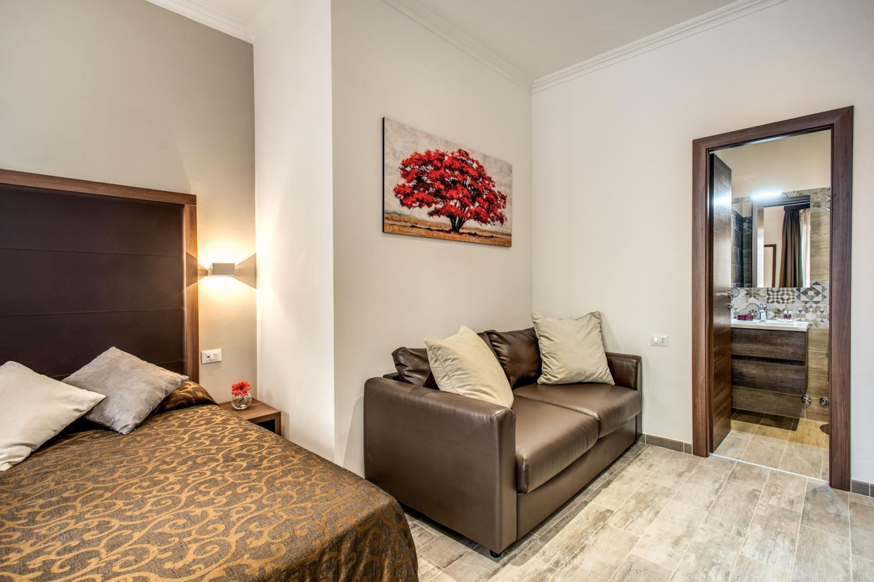 Superior Double or Twin Room thumbnail 6
