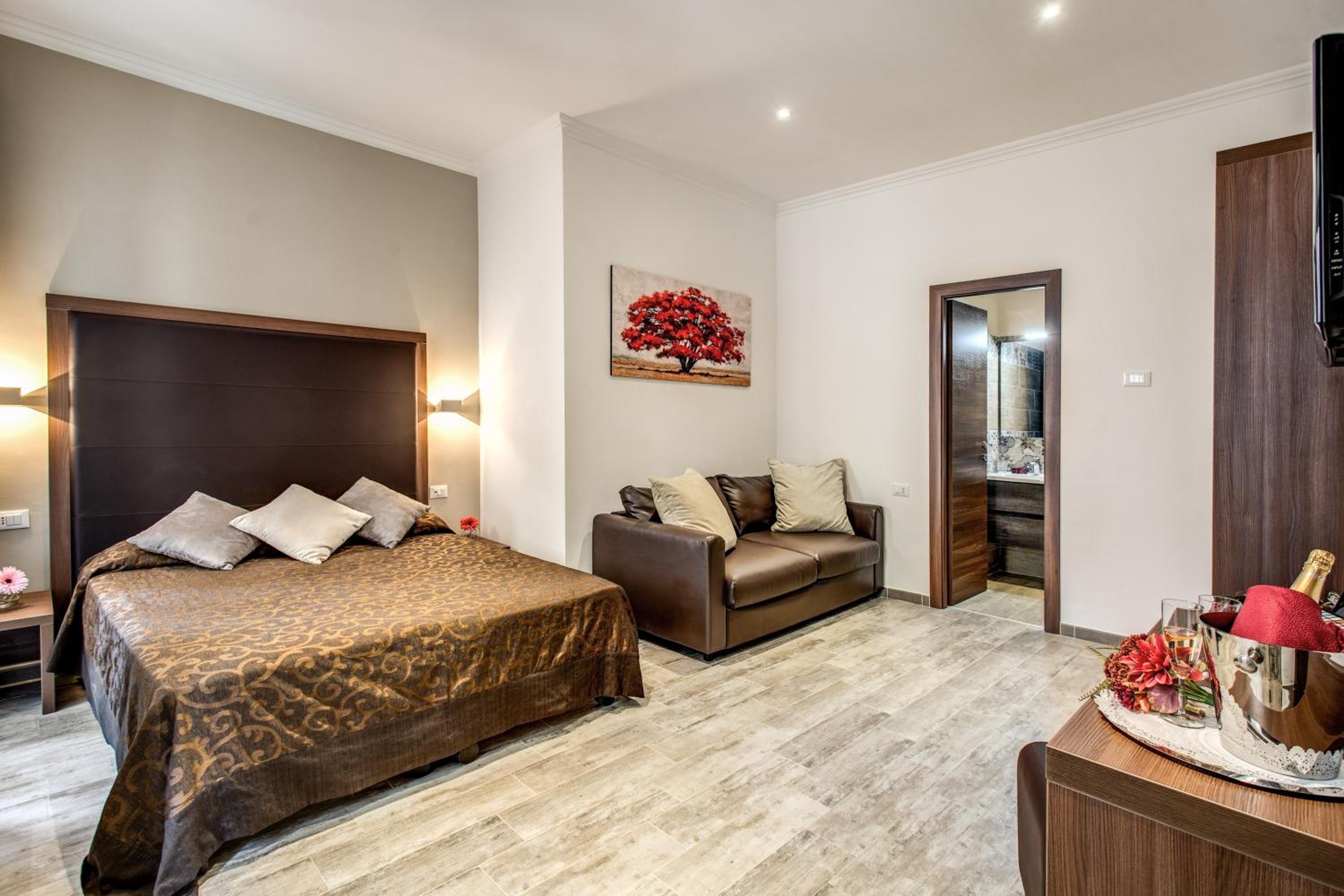 Superior Double or Twin Room thumbnail 5