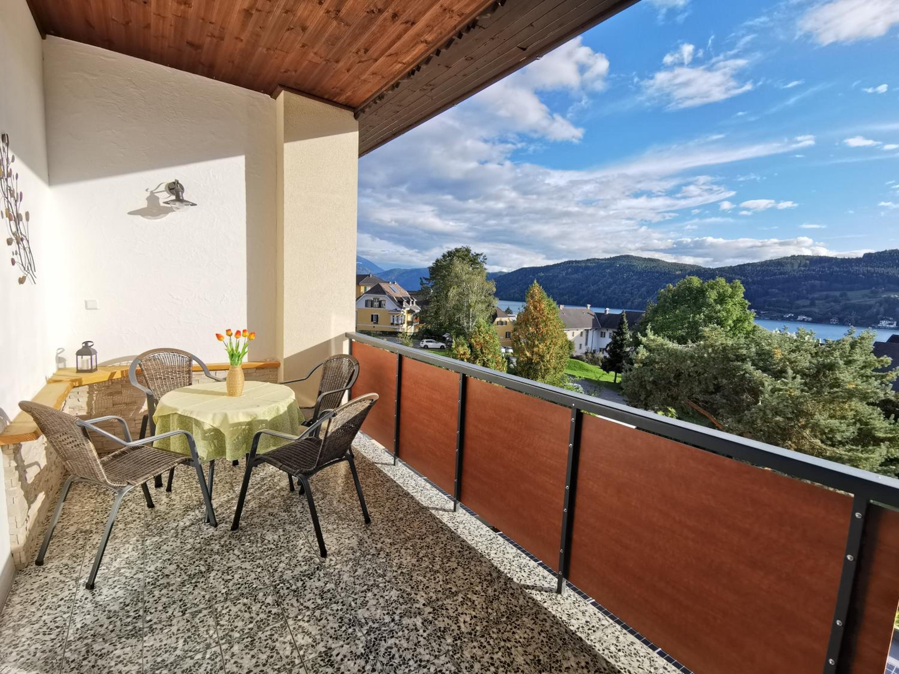 One-Bedroom Apartment with Balcony and Lake View photo 2