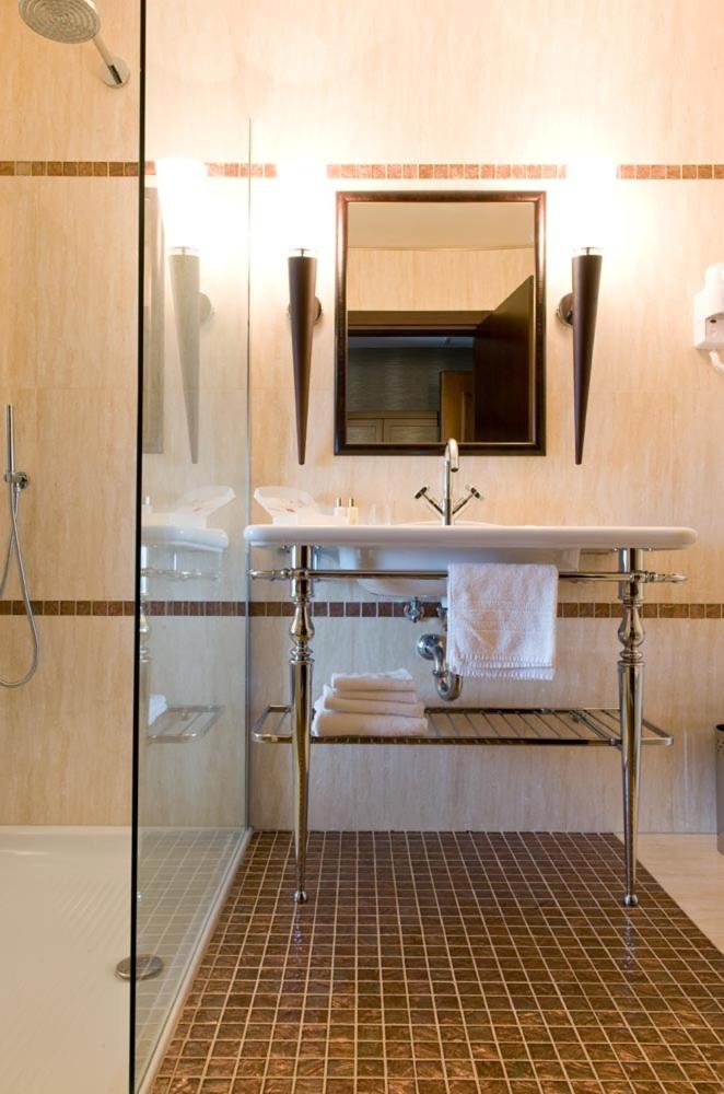 Executive Double Room with Lake View - Photo 2