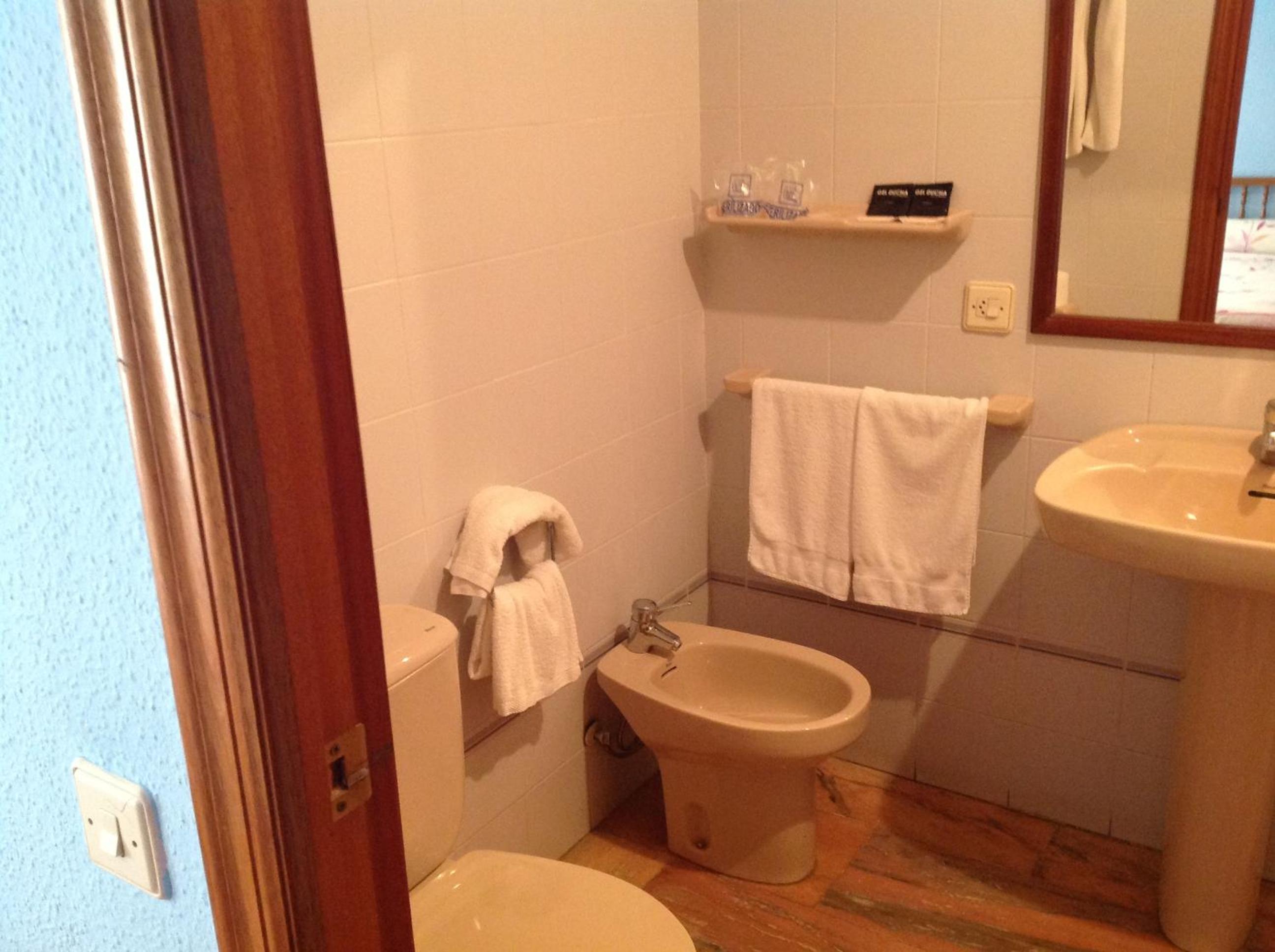 Twin Room - Photo 3