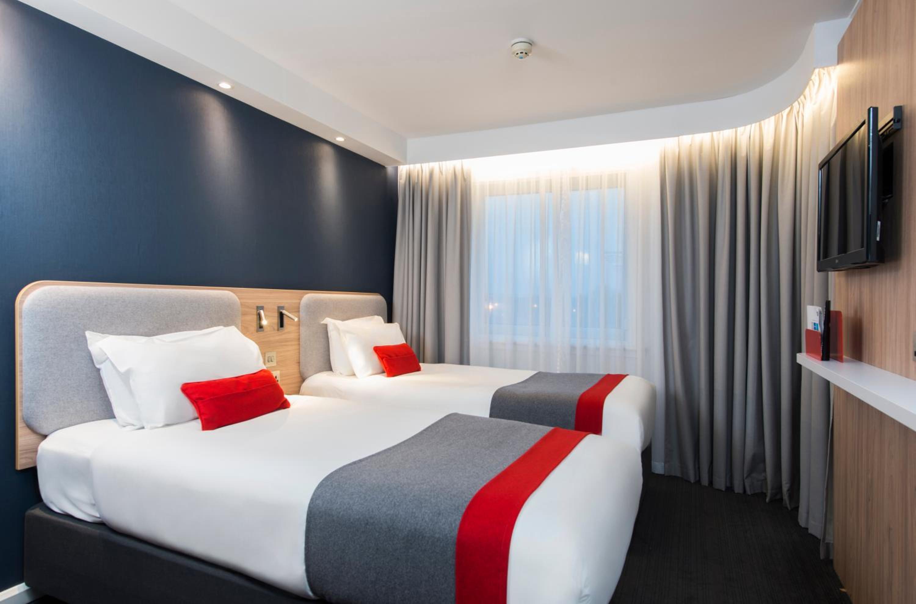 Standard Twin Room with Free Hot Breakfast - Photo 3