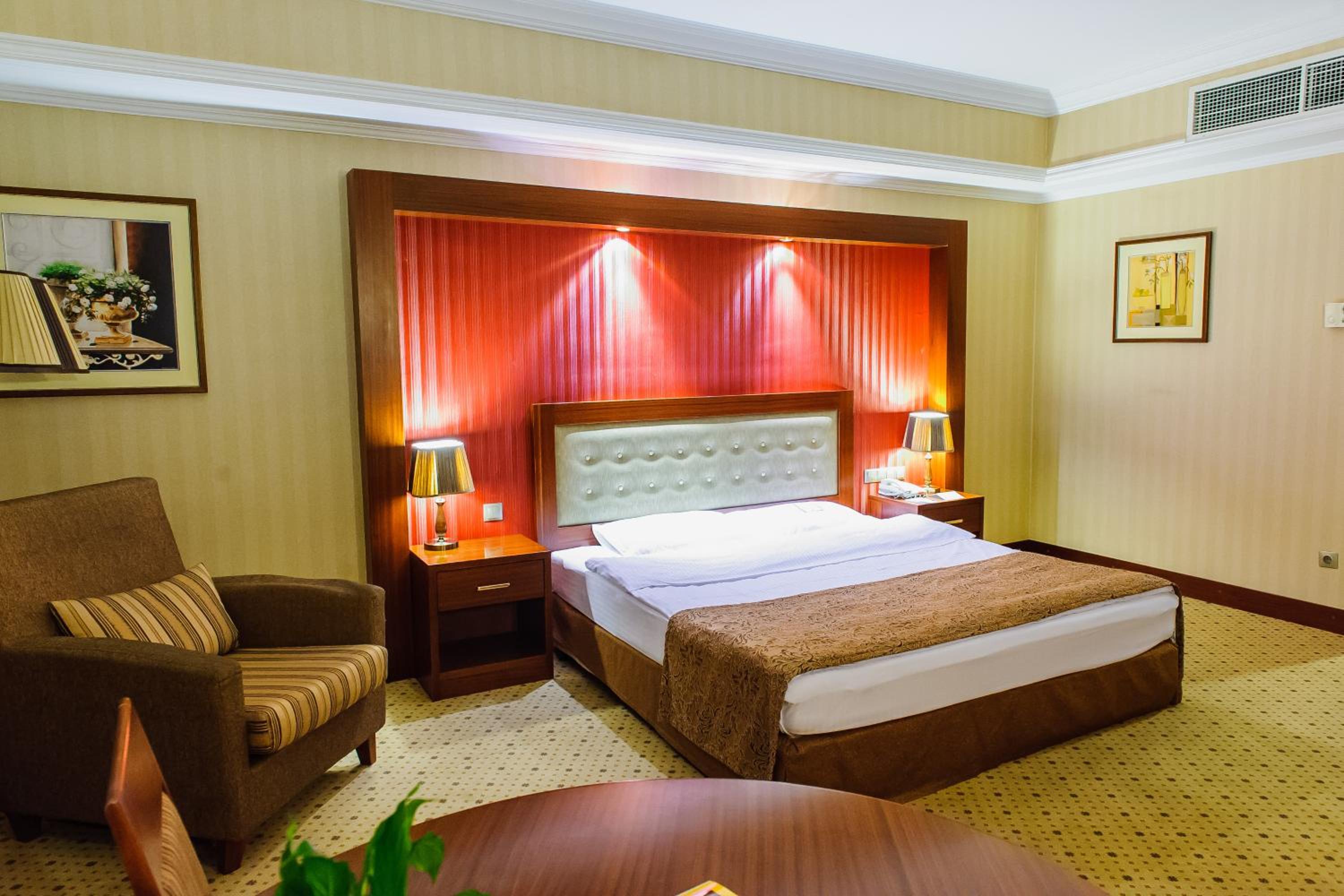 Standard Double Room with City View - Photo 4