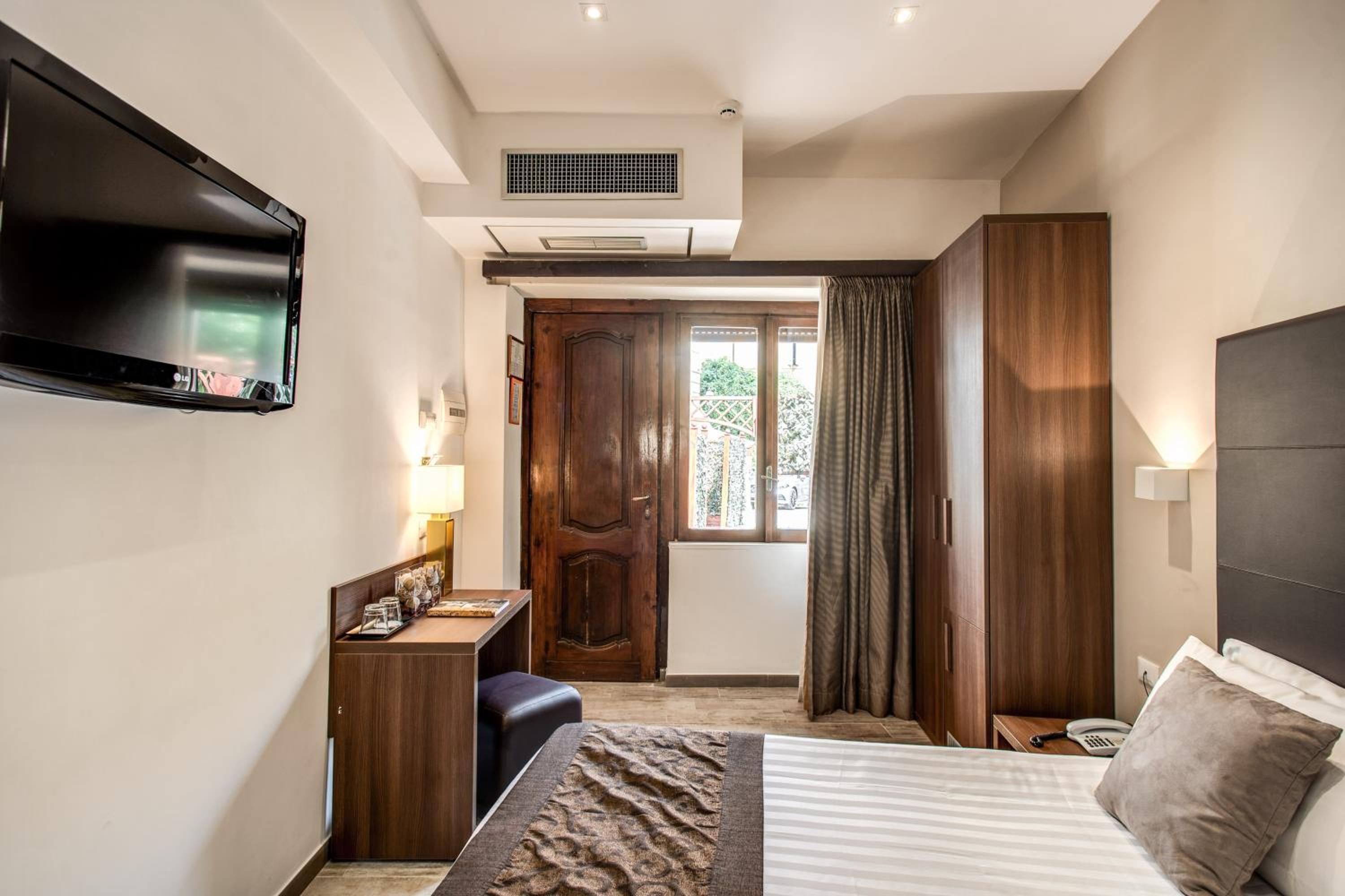 Double or Twin Room with Garden View thumbnail 5