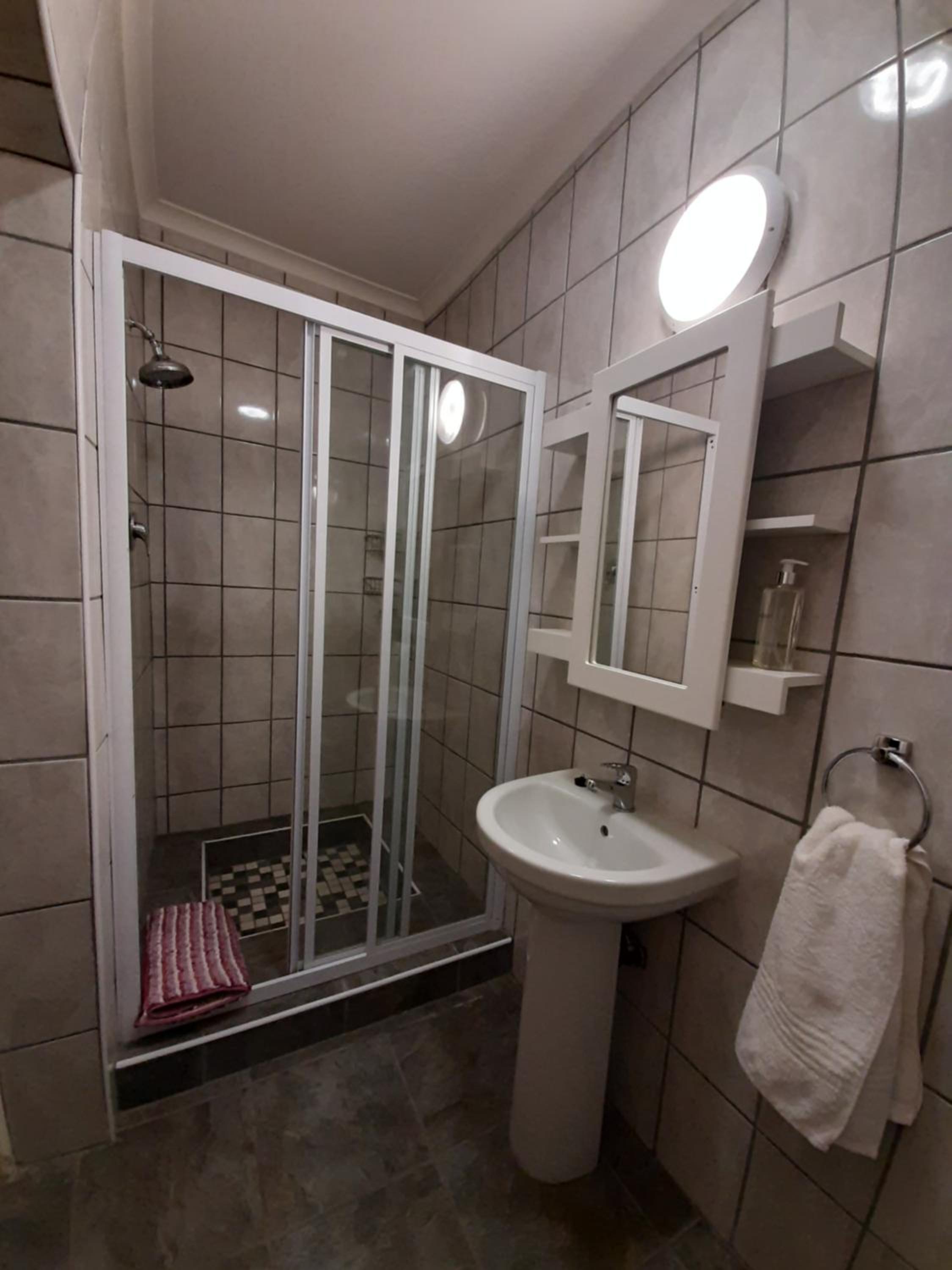 Twin Room - Photo 2