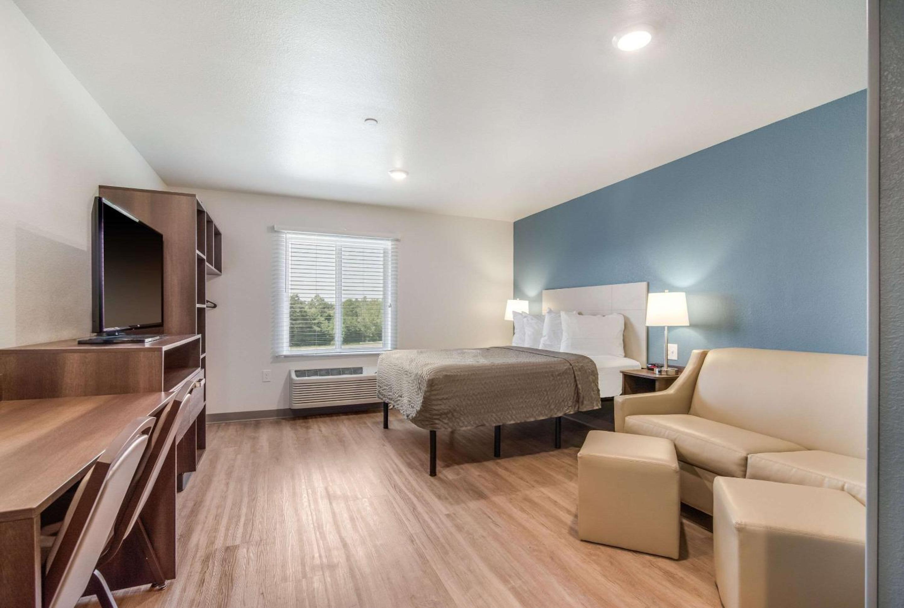 Standard Queen Room with Sofa Bed - Non-Smoking - Photo 1