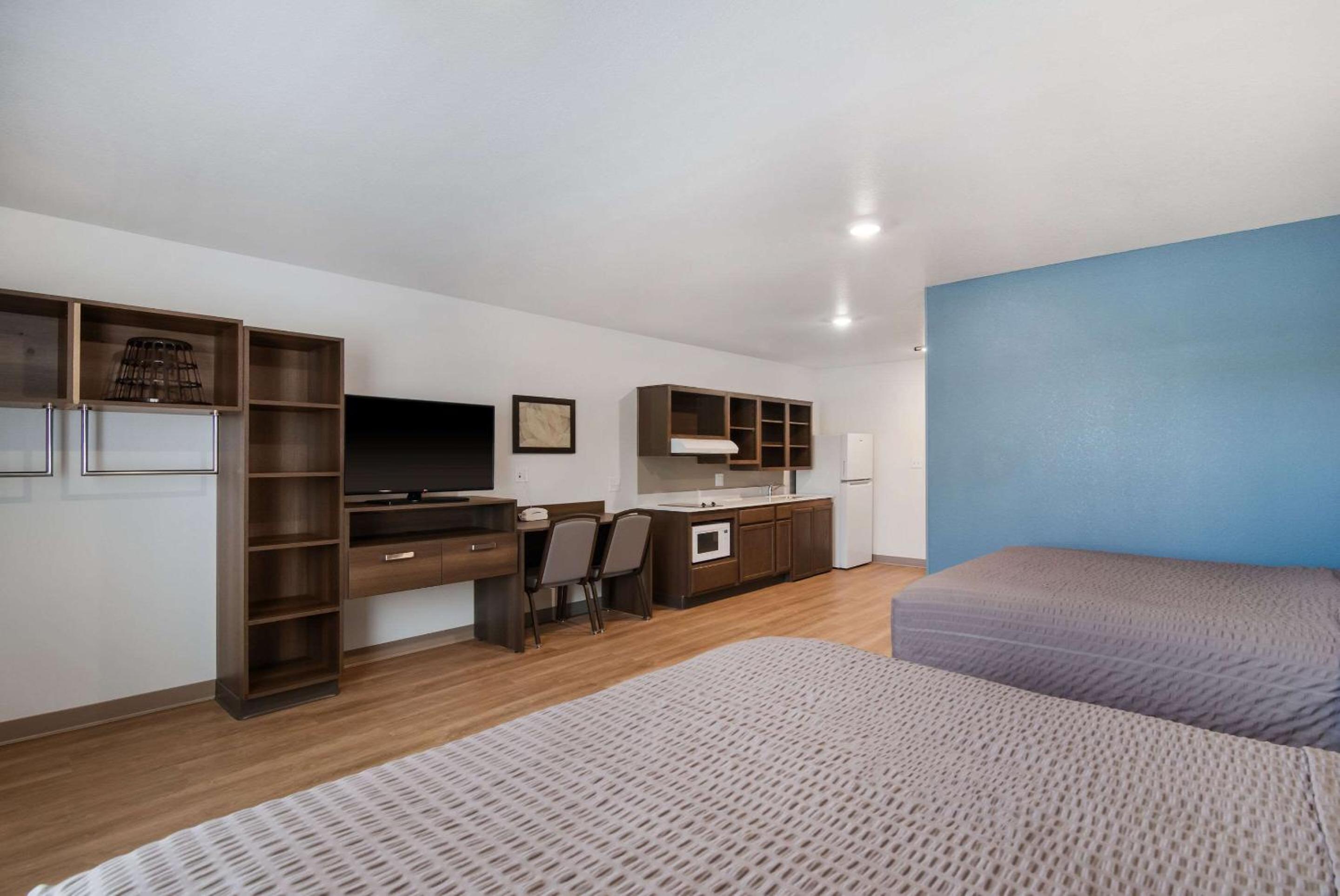 Queen Room with Two Queen Beds - Disability Access/Non-Smoking - Photo 5