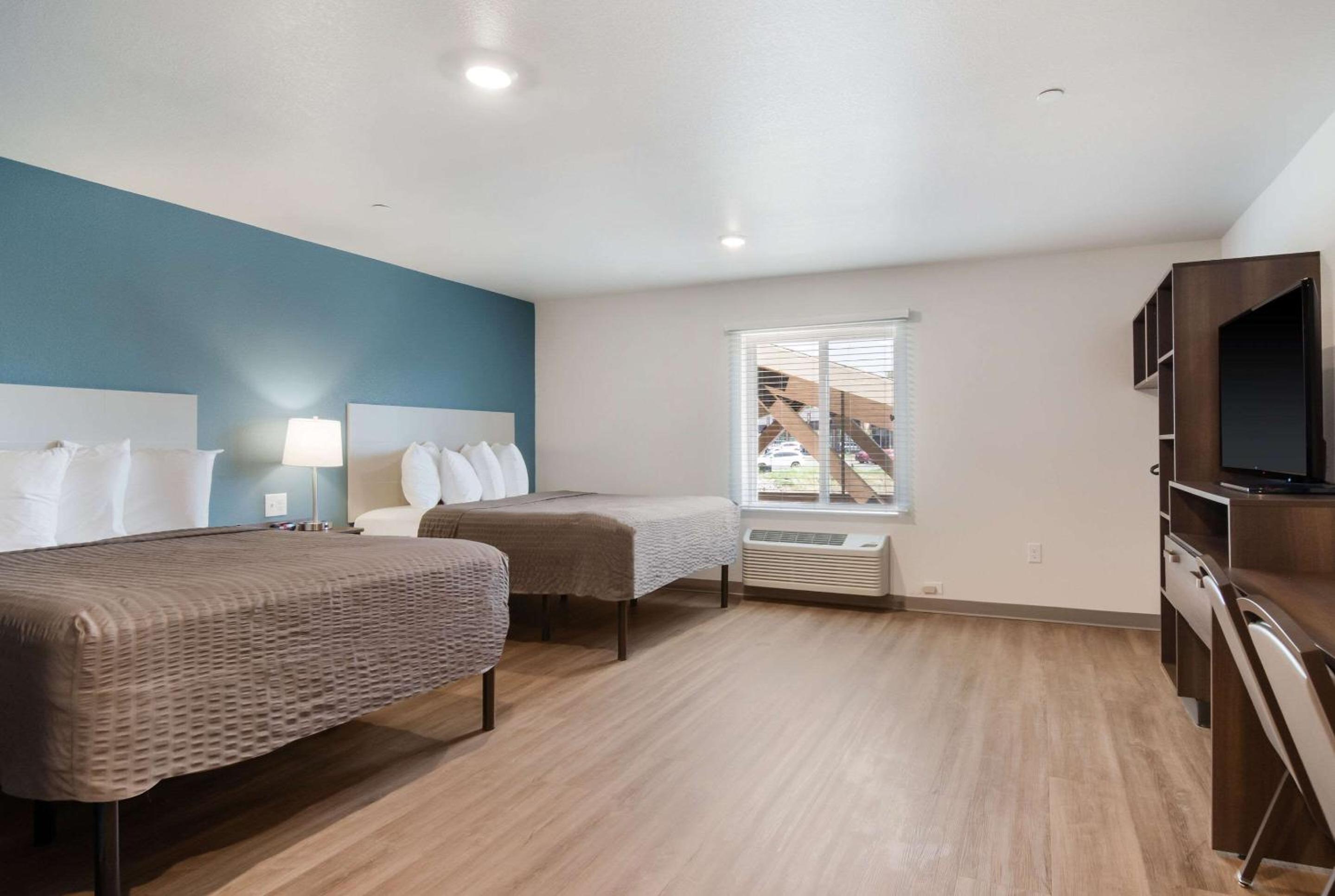 Queen Room with Two Queen Beds - Disability Access/Non-Smoking - Photo 4